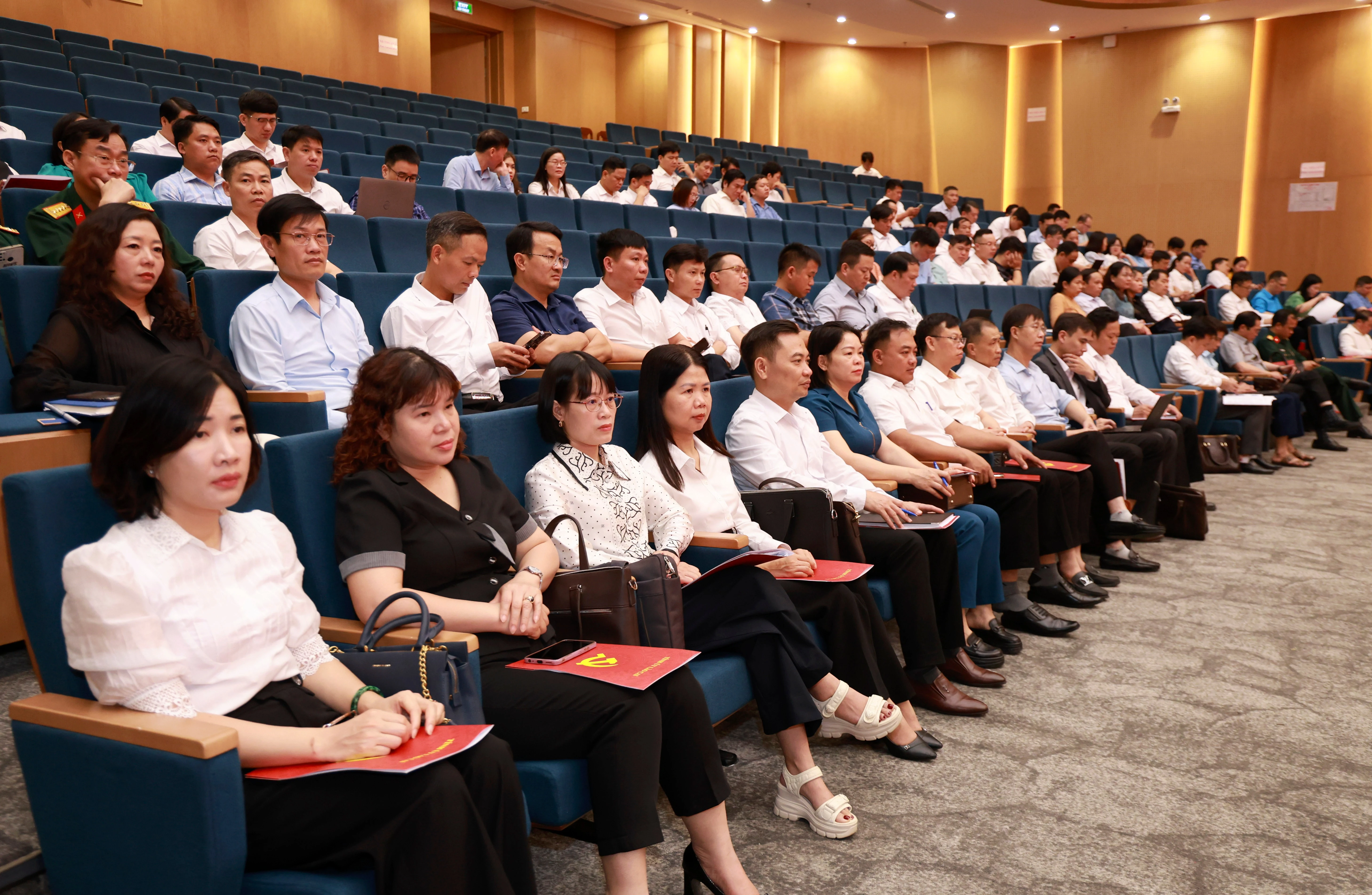 Hơn 100 chủ nhiệm, phó chủ nhiệm Ủy ban kiểm tra các đảng ủy thuộc Tỉnh ủy dự hội nghị. 060a9905.jpg