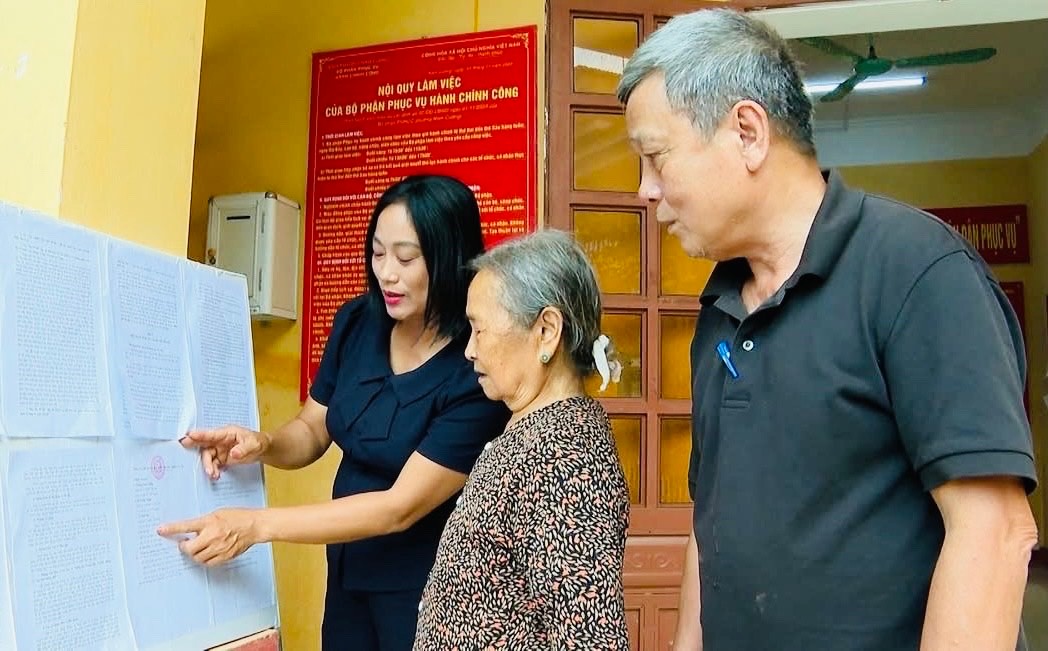 Cán bộ, đảng viên phường Nam Cường nghiên cứu, tìm hiểu những nội dung mới về thực hiện chính quyền địa phương 2 cấp. z6853066226124-d38059f54e9227881a08ebff18cf7447.jpg