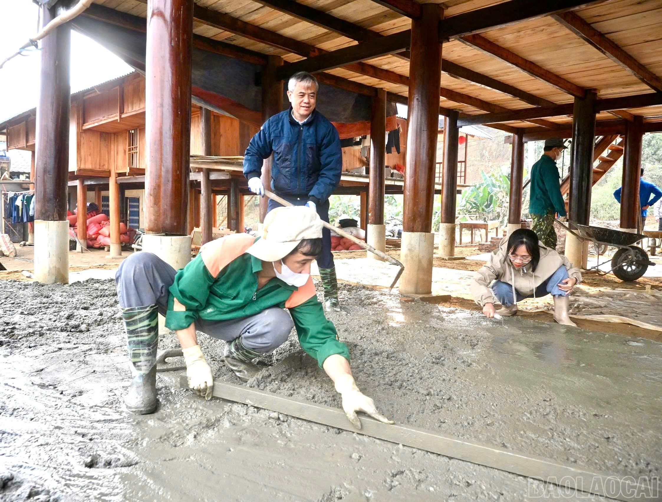 C&aacute;c lực lượng ra qu&acirc;n gi&uacute;p một số hộ d&acirc;n th&ocirc;n Khu&acirc;n Đo, T&ocirc;ng Ph&aacute;y đổ nền gầm nh&agrave; s&agrave;n.