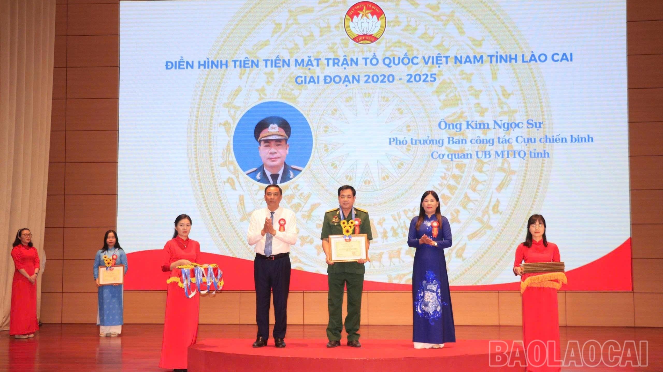 Đồng chí Hoàng Giang - Phó Bí thư Thường trực Tỉnh ủy tặng Bằng khen cho các cá nhân tiêu biểu có thành tích xuất sắc trong Phong trào thi đua yêu nước. vip-4728.jpg