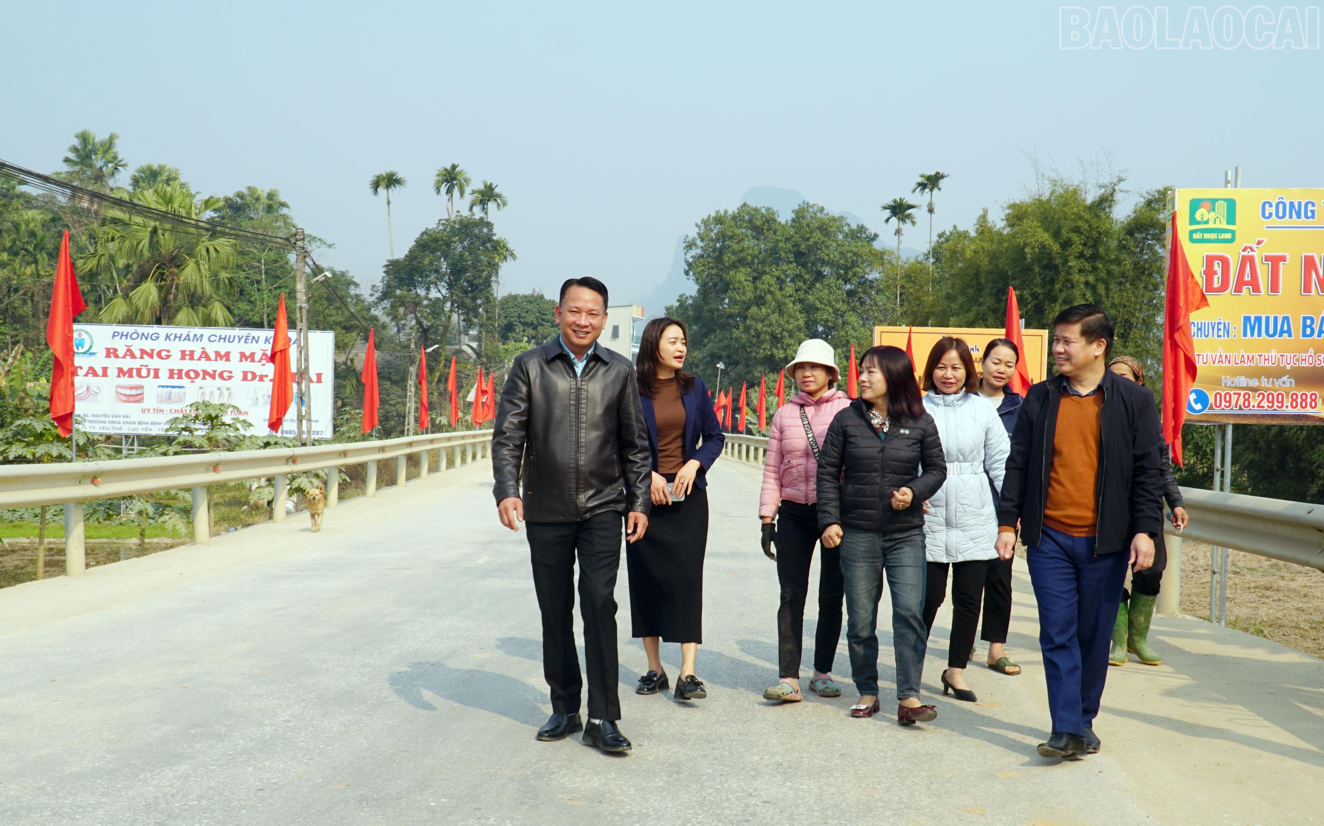 C&aacute;c đơn vị đồng loạt ra qu&acirc;n, cắm cờ dọc c&aacute;c tuyến đường, khu d&acirc;n cư v&agrave; trục ch&iacute;nh của phường, tạo diện mạo n&ocirc;ng th&ocirc;n tươi mới.