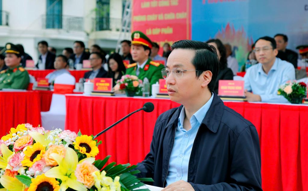 Đồng chí Lê Hải Hoà, Phó Bí thư Tỉnh ủy, Chủ tịch UBND tỉnh, Trưởng Ban chỉ đạo thực tập phương án chữa cháy và CNCH cấp tỉnh phát biểu tại buổi thực tập.