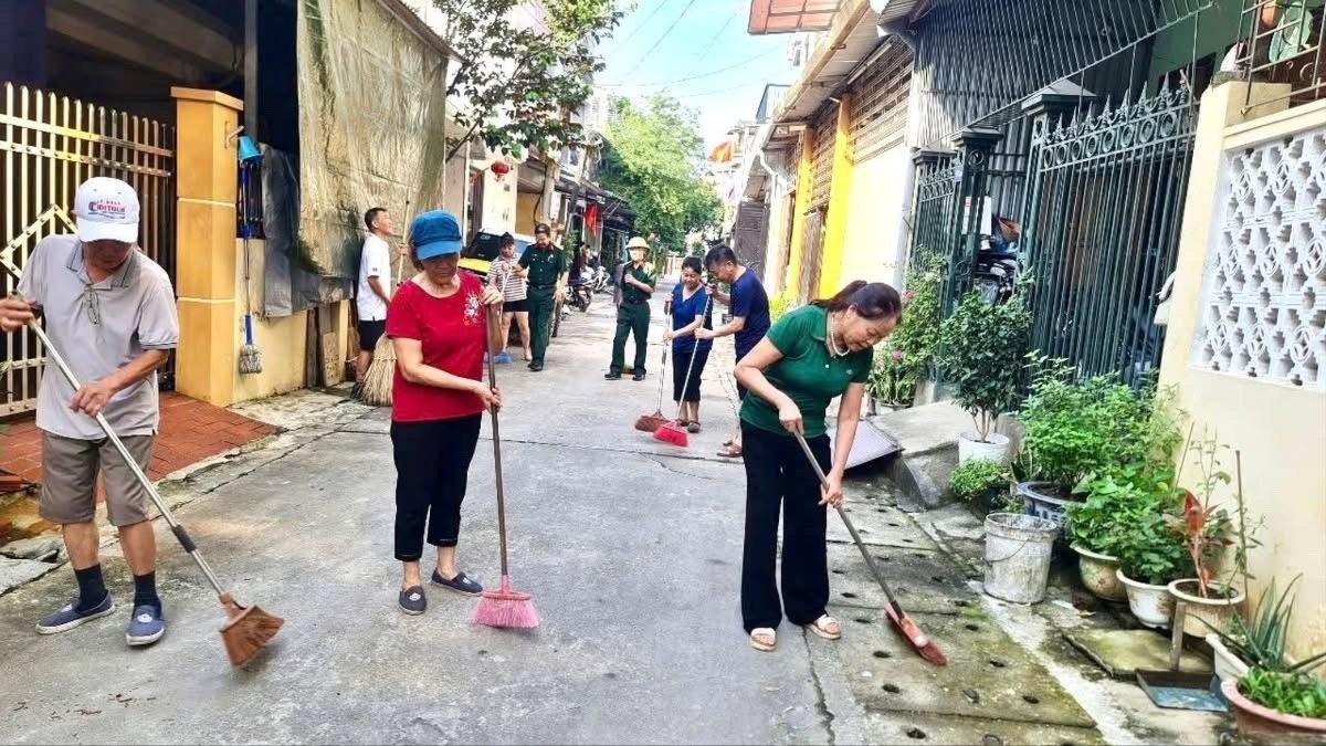 Cán bộ, đảng viên phường Yên Bái thực hiện "Ngày thứ 7 - Chủ nhật xanh" chào mừng đại hội đảng các cấp. z6881666978524-5dc65dac20273cc71bacdcfa73ec30b2-1203.jpg