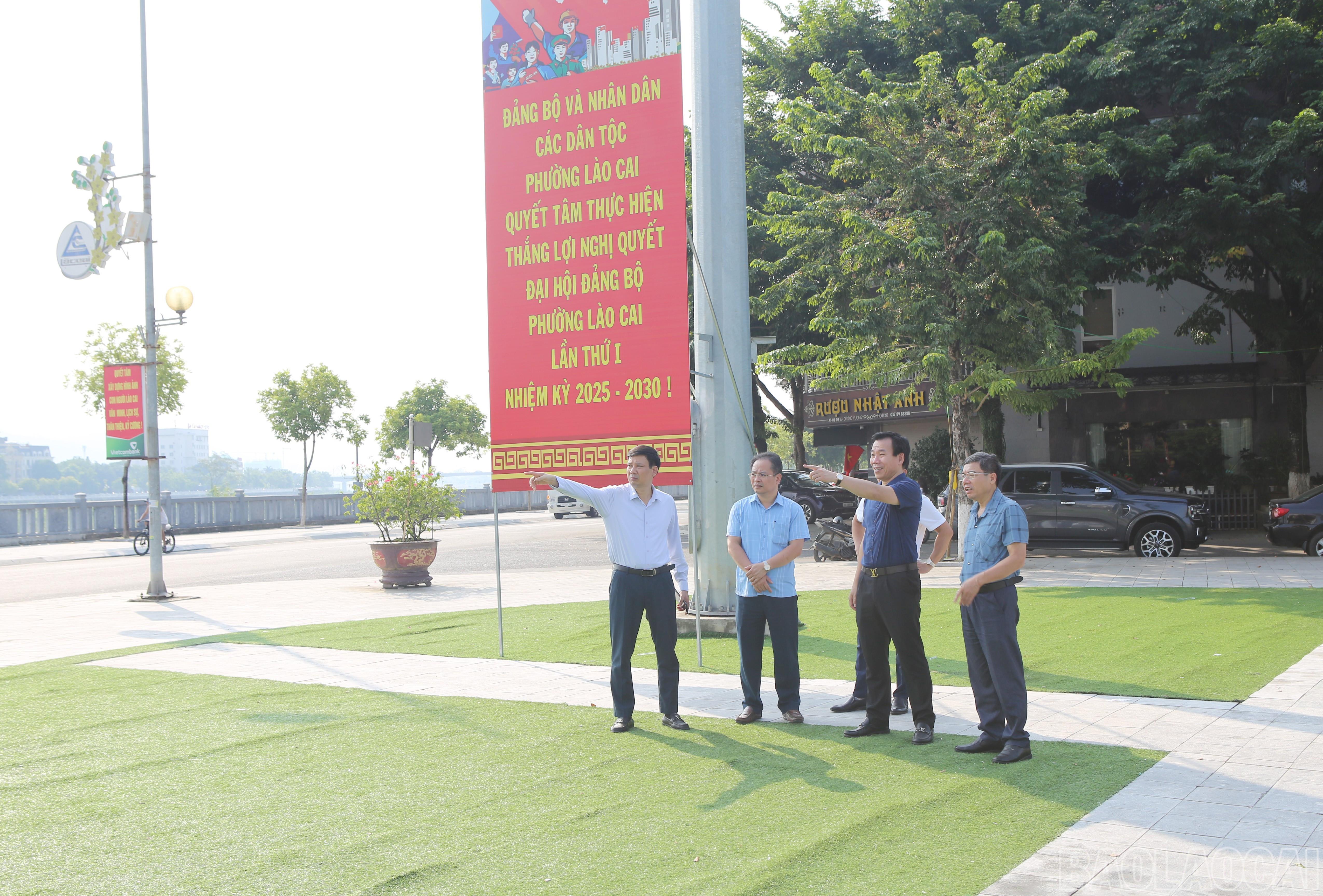 Kiểm tra công tác khánh tiết tại khu vực phố đi bộ Đinh Lễ. baolaocai-br_5.jpg