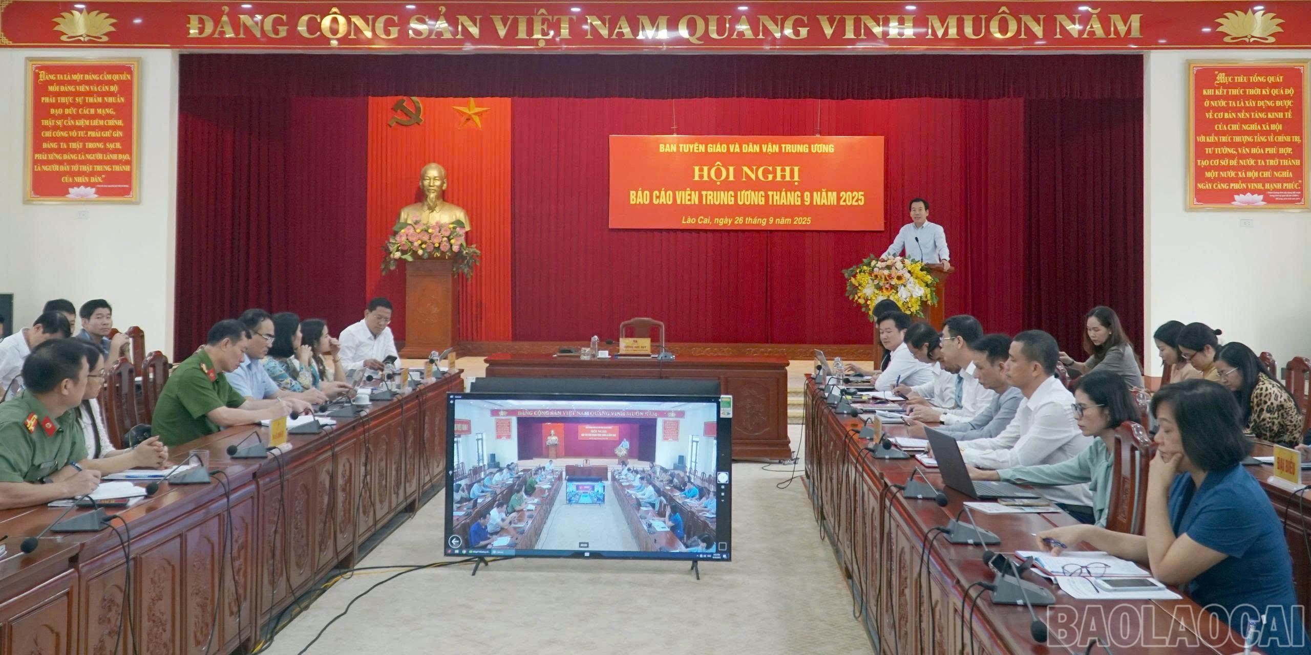 Đồng chí Dương Đức Huy - Ủy viên Ban Thường vụ, Trưởng Ban Tuyên giáo và Dân vận Tỉnh ủy định hướng công tác tuyên truyền tới Ban Tuyên vận xã, phường tại Hội nghị Báo cáo viên tháng 9/2025. baolaocai-br_z7052688999163-b25feececa6bdf481c9ee3951a4c754e.jpg