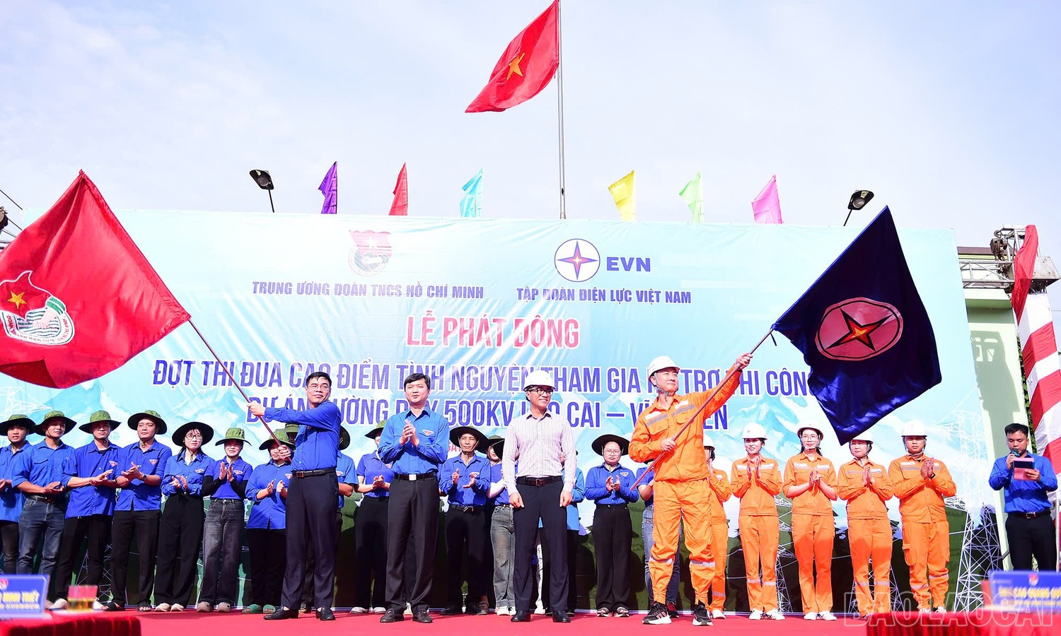 anh-1-dc-nguyen-minh-triet-bi-thu-trung-uong-doan-chu-tich-hoi-sinh-vien-vn-trao-co-lenh-phat-dong-dot-thi-dua-cao-diem-tinh-nguyen-tham-gia-thuc-hien-cong-trinh-duong-day.jpg