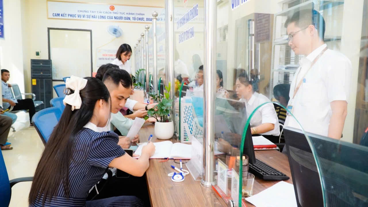 trung-tam-dich-vu-hanh-chinh-cong-xa-mau-a.jpg