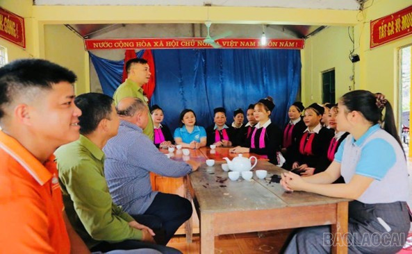 Đồng ch&iacute; Phạm Anh Tuấn - Ph&oacute; B&iacute; thư Thường trực Đảng ủy tuy&ecirc;n truyền chủ trương, &yacute; nghĩa, ti&ecirc;u chuẩn v&agrave; quy tr&igrave;nh kết nạp đảng vi&ecirc;n, đồng thời hướng dẫn, gi&uacute;p đỡ 2 quần ch&uacute;ng ưu t&uacute; ho&agrave;n thiện hồ sơ, k&ecirc; khai l&yacute; lịch đảng vi&ecirc;n tại th&ocirc;n L&agrave;ng Đẩu.