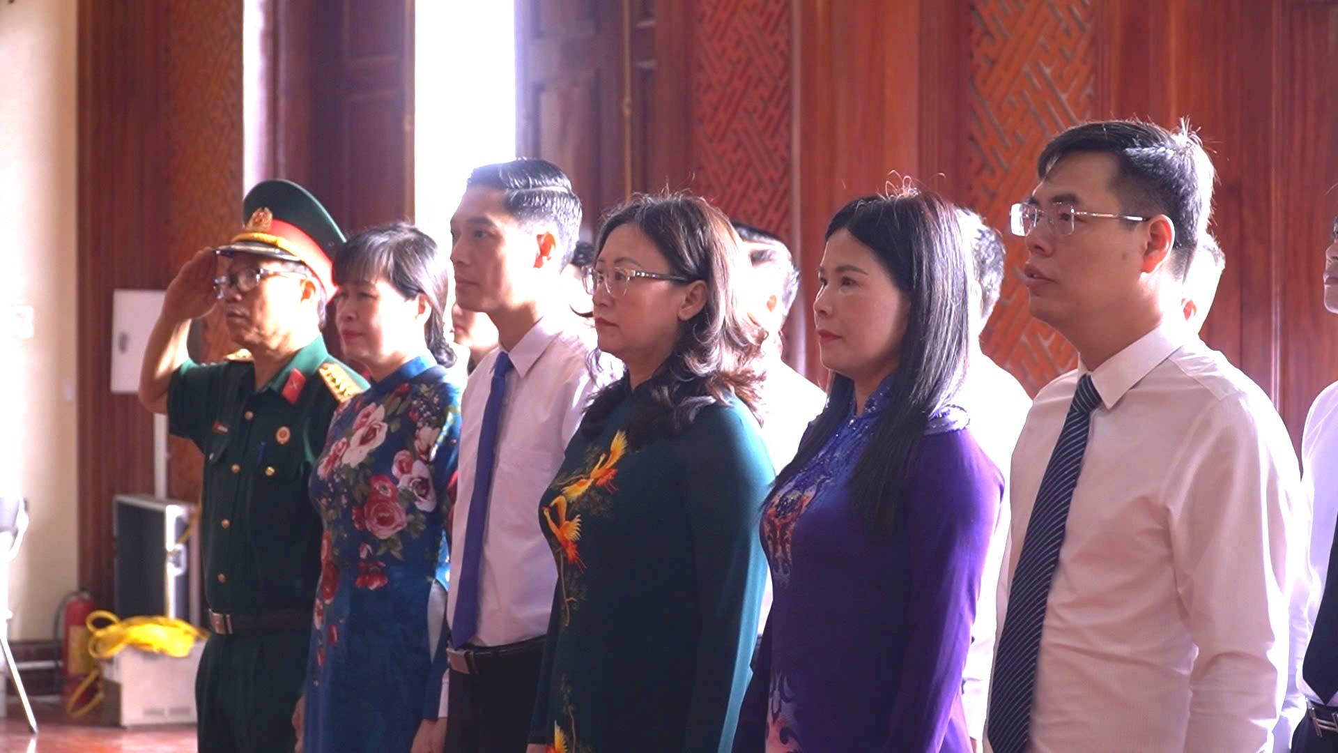 Các đại biểu tham dự Lễ dâng hương, báo công tại Nhà lưu niệm Chủ tịch Hồ Chí Minh. Các đại biểu tham dự Lễ dâng hương, báo công tại Nhà lưu niệm Chủ tịch Hồ Chí Minh.