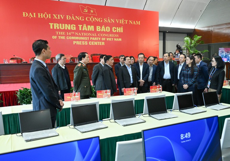 Thường trực Ban B&iacute; thư Trần Cẩm T&uacute; kiểm tra Trung t&acirc;m B&aacute;o ch&iacute; Đại hội XIV.
