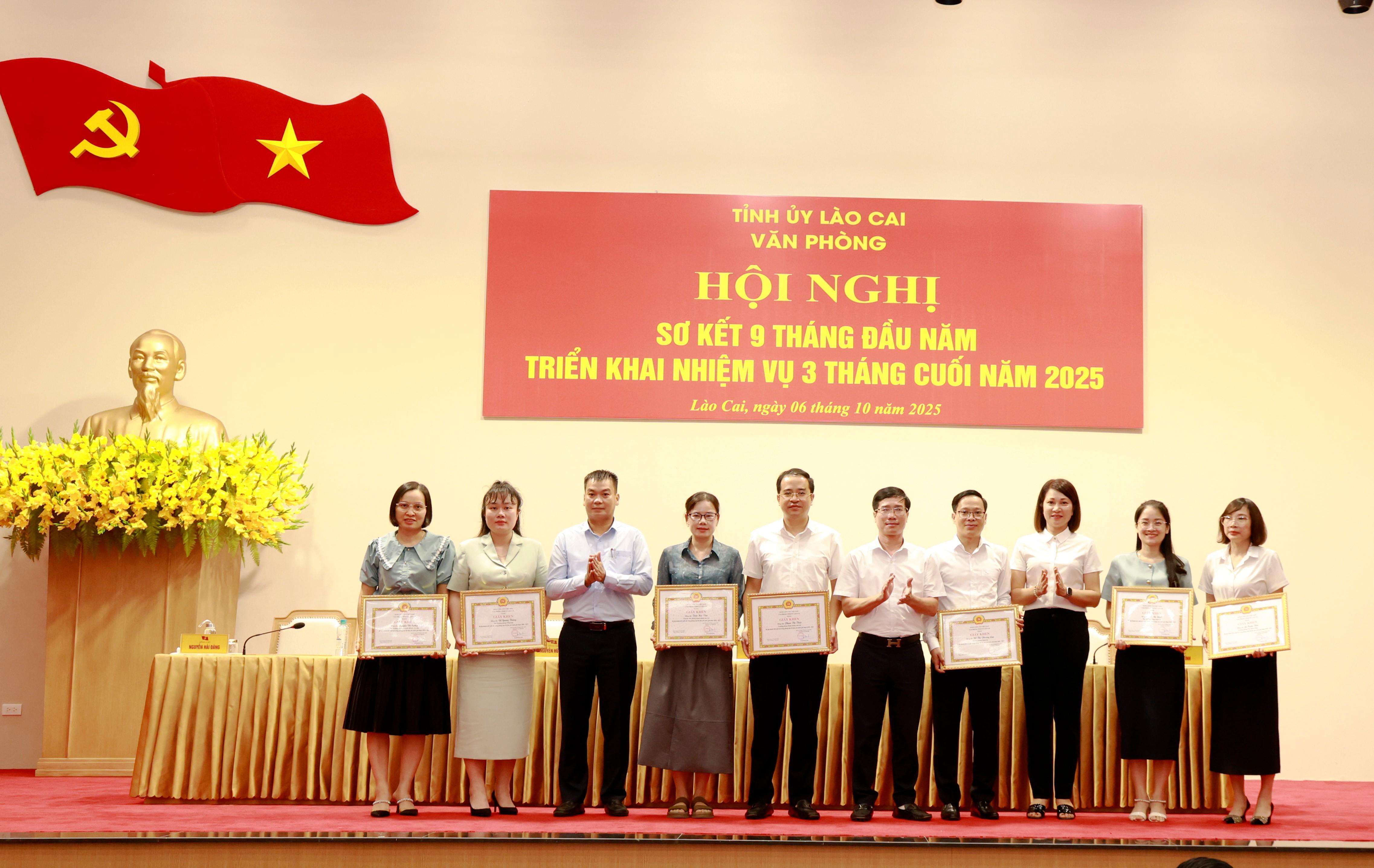 Lãnh đạo Văn phòng Tỉnh ủy trao Giấy khen cho các tập thể, cá nhân cơ quan Văn phòng Tỉnh ủy có thành tích xuất sắc trong các phong trào thi đua yêu nước giai đoạn 2020 - 2025 060a8002.jpg