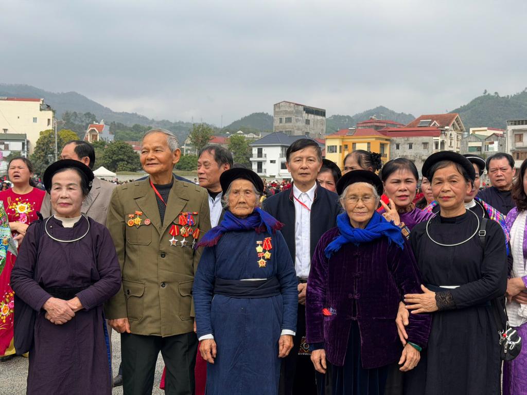 Bà Hoàng Thị Hoa (người thứ 3 từ trái qua) dự buổi gặp mặt của Tổng Bí thư Tô Lâm với người dân Cao Bằng ngày 28/1/2026 tại Công viên - Sân vận động tỉnh - nơi cách đây 65 năm Bác Hồ nói chuyện với đồng bào Cao Bằng khi Người về thăm Cao Bằng tháng 2/1961.