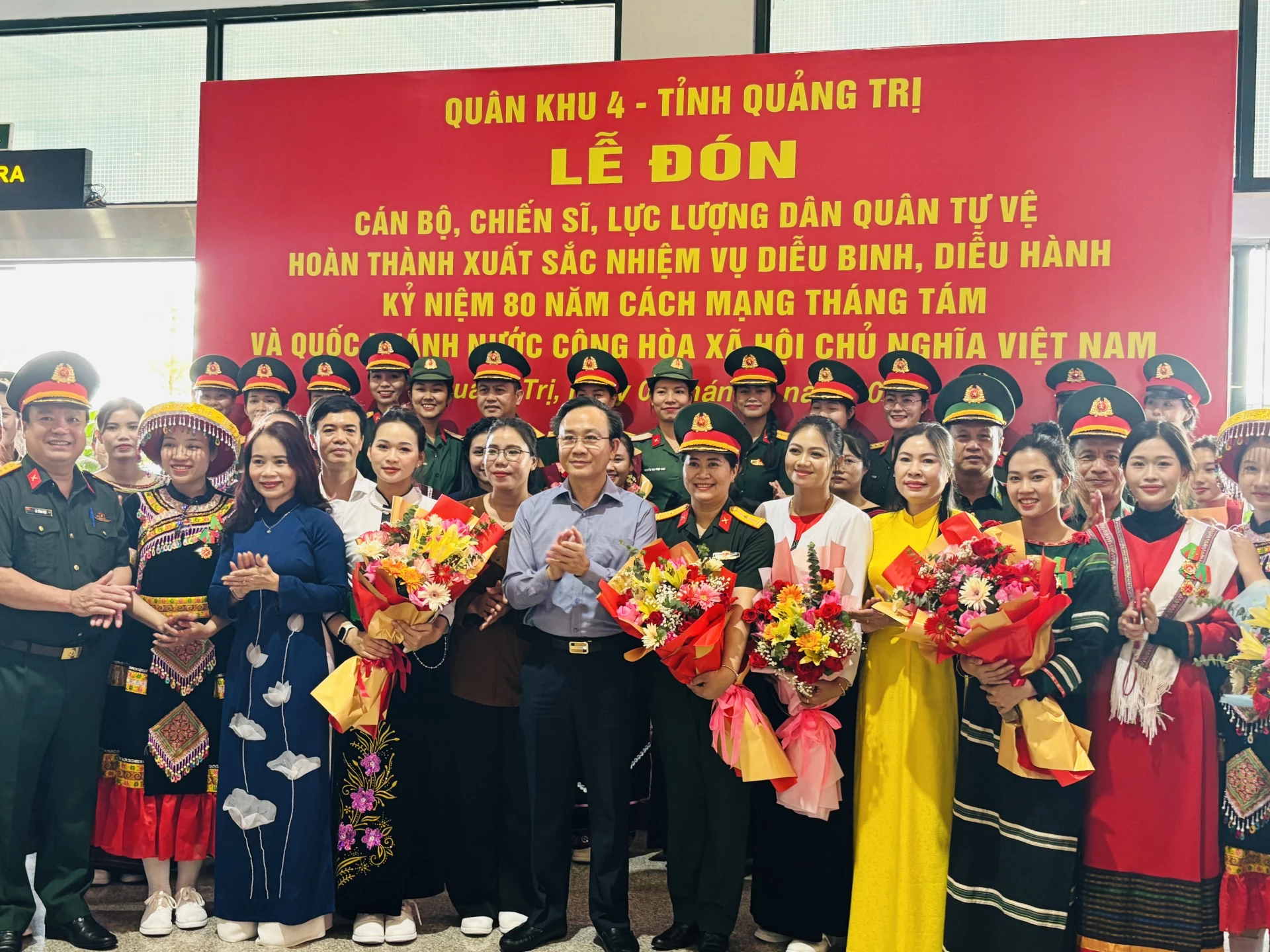 Lãnh đạo tỉnh Quảng Trị tặng hoa cho cán bộ, chiến sĩ, dân quân tự vệ hoàn thành nhiệm vụ - Ảnh: K.H