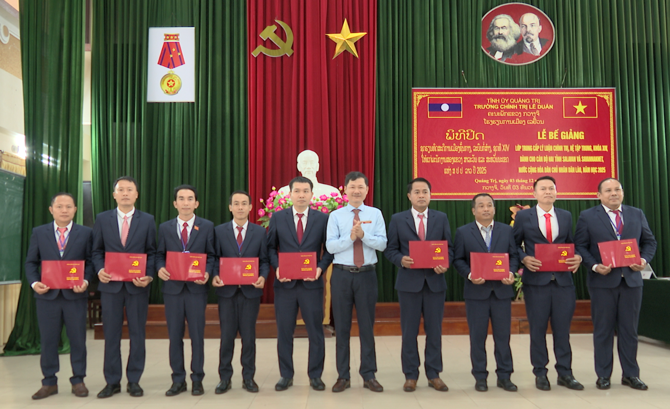 Trường Chính trị Lê Duẩn trao Bằng tốt nghiệp Trung cấp Lý luận chính trị cho học viên khóa XIV năm học 2025 - Ảnh Hoàng Hùng