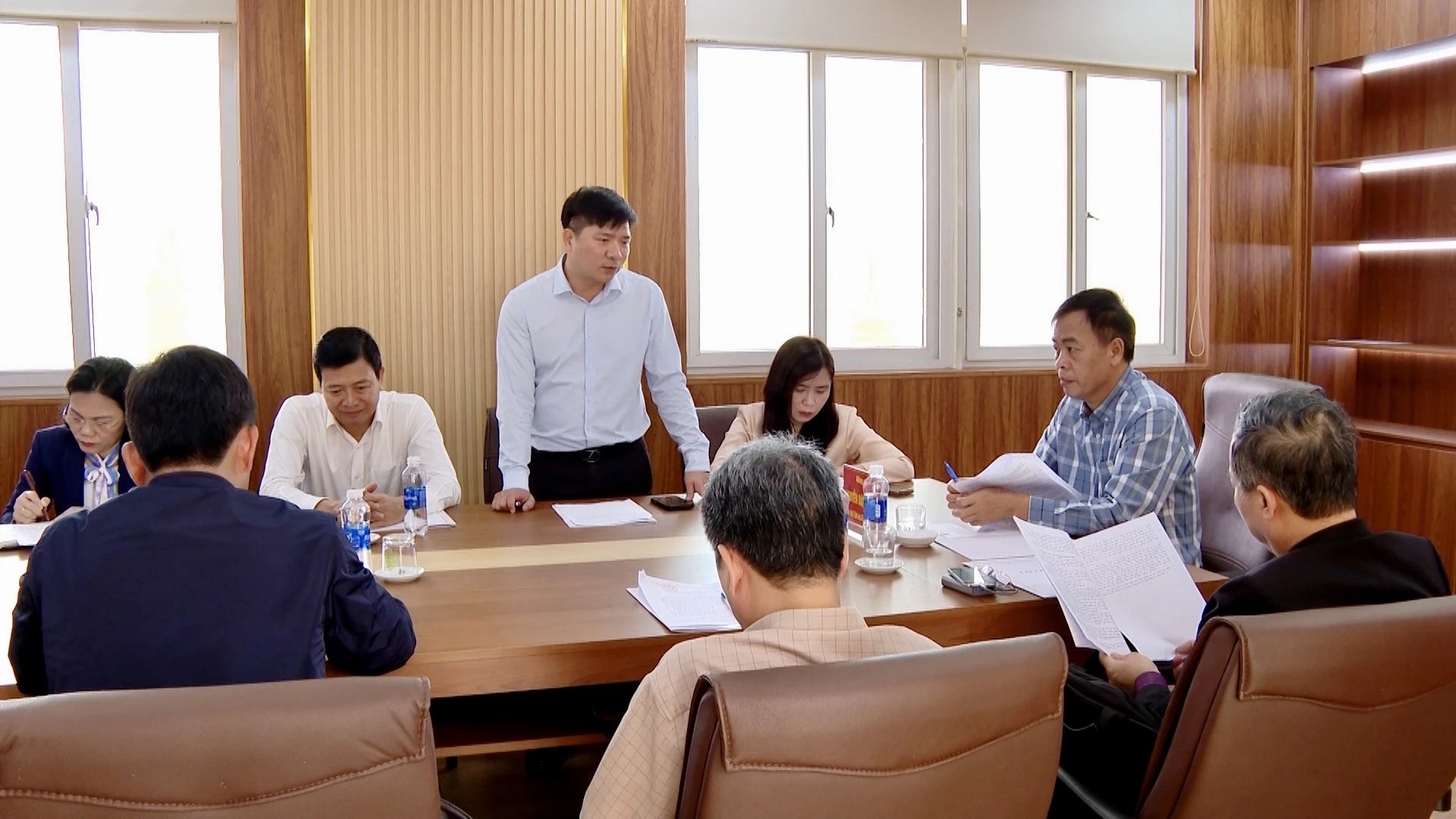 Đại diện Ban Quản lý Khu kinh tế báo cáo công việc với đoàn công tác HĐND tỉnh - Ảnh: B.C