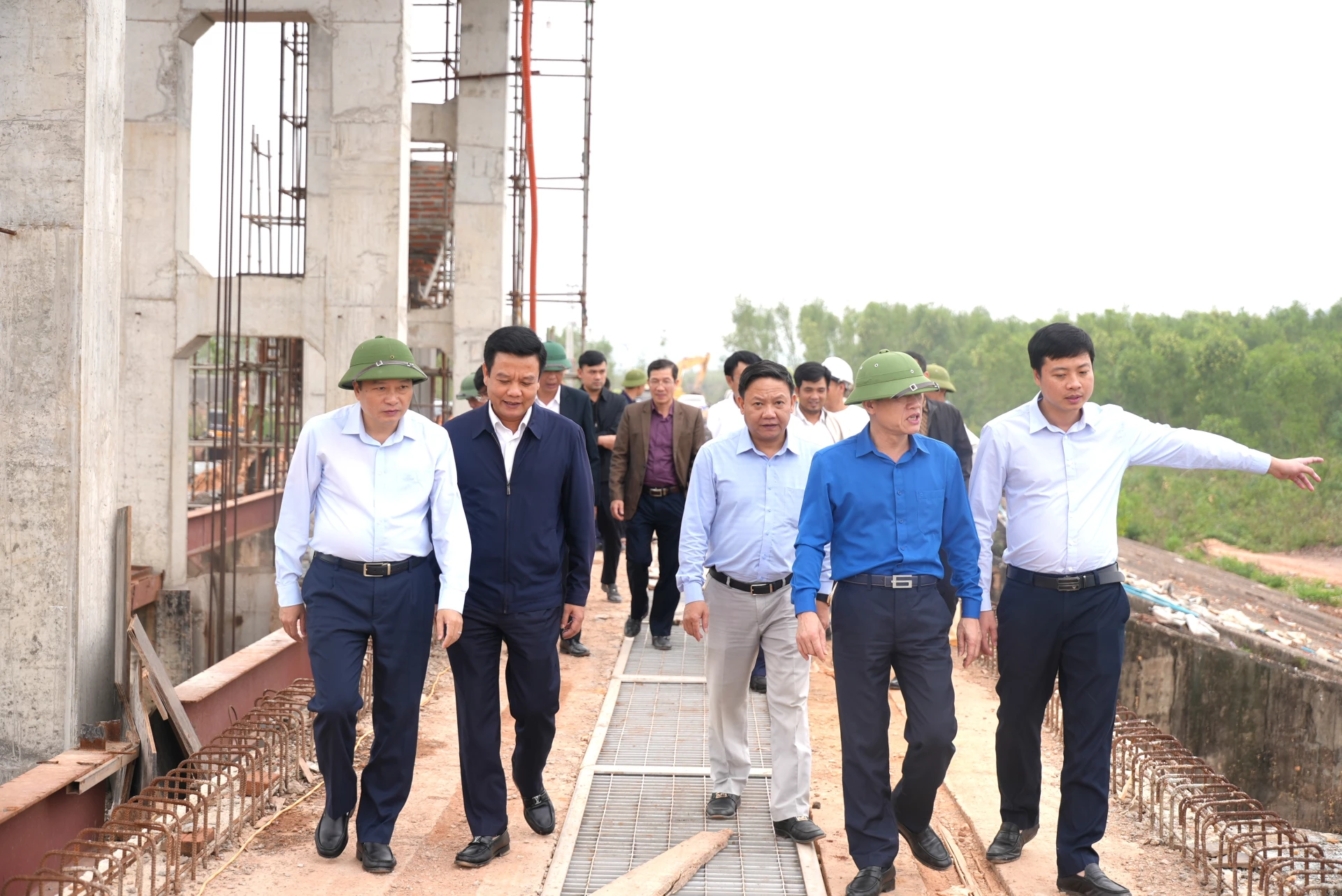 Đồng chí Chủ tịch UBND tỉnh Lê Hồng Vinh kiểm tra Dự án sữa chữa hồ chứa nước Vực Tròn tại xã Hòa Trạch - Ảnh: Trung Đức