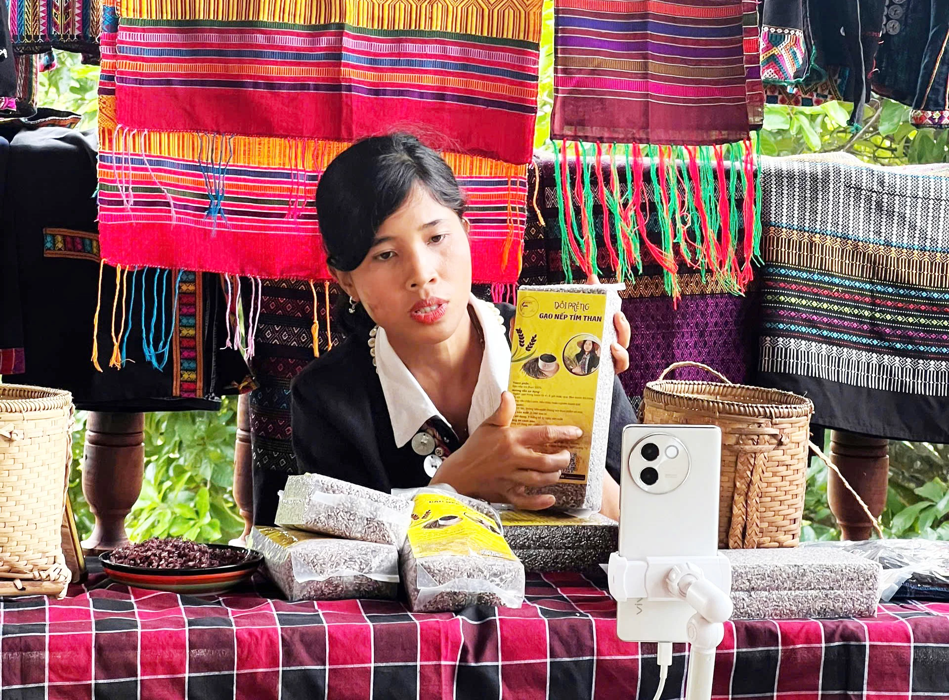 Hội LHPN xã Đakrông hỗ trợ Chi hội phụ nữ thôn Tà Lào tổ chức buổi phát trực tiếp, quảng bá và giới thiệu sản phẩm địa phương - Ảnh: C.N