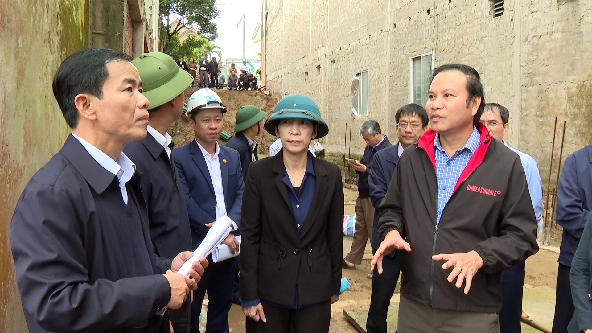 Đại diện các gia đình trình bày nguyện vọng với Đoàn lãnh đạo tỉnh