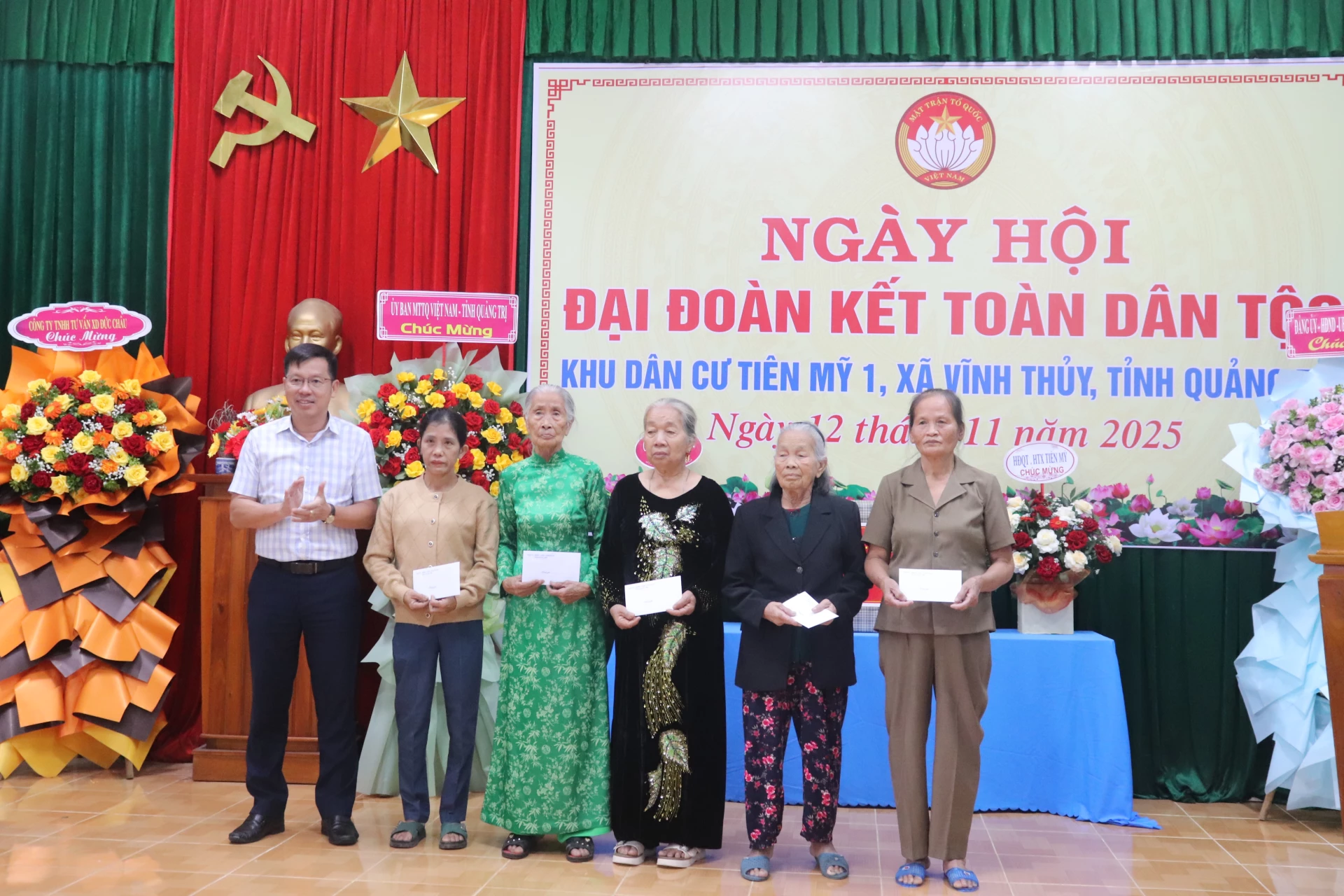 Tặng quà cho các hoàn cảnh khó khăn trên địa bàn - Ảnh: T.P