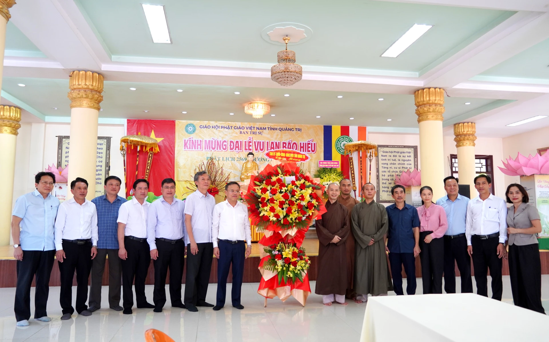 Phó Chủ tịch UBND tỉnh Lê Đức Tiến tặng hoa chúc mừng Ban Trị sự Giáo hội Phật giáo Việt Nam tỉnh - Ảnh: H.N