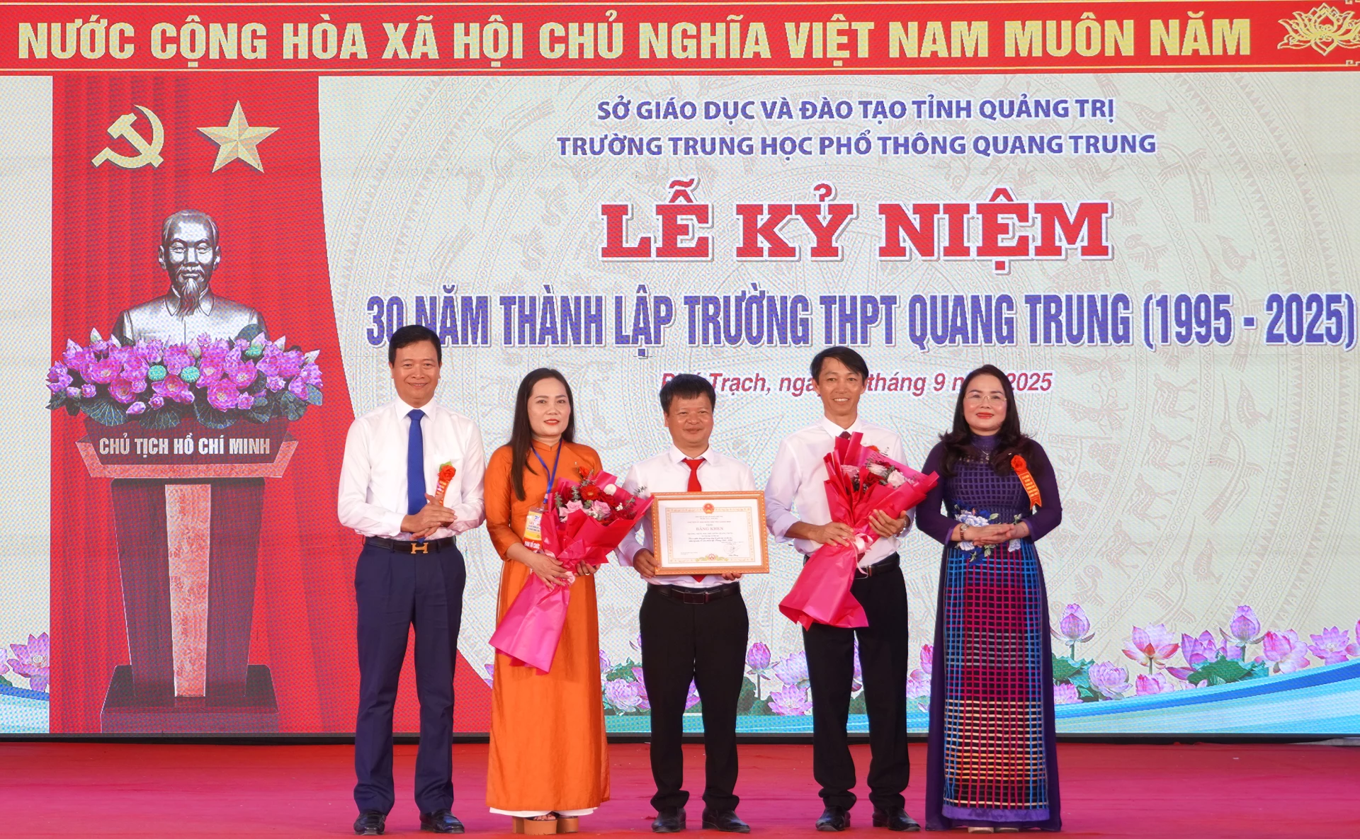 Trao bằng khen của Chủ tịch UBND tỉnh cho tập thể Trường THPT Quang Trung - Ảnh: N.H