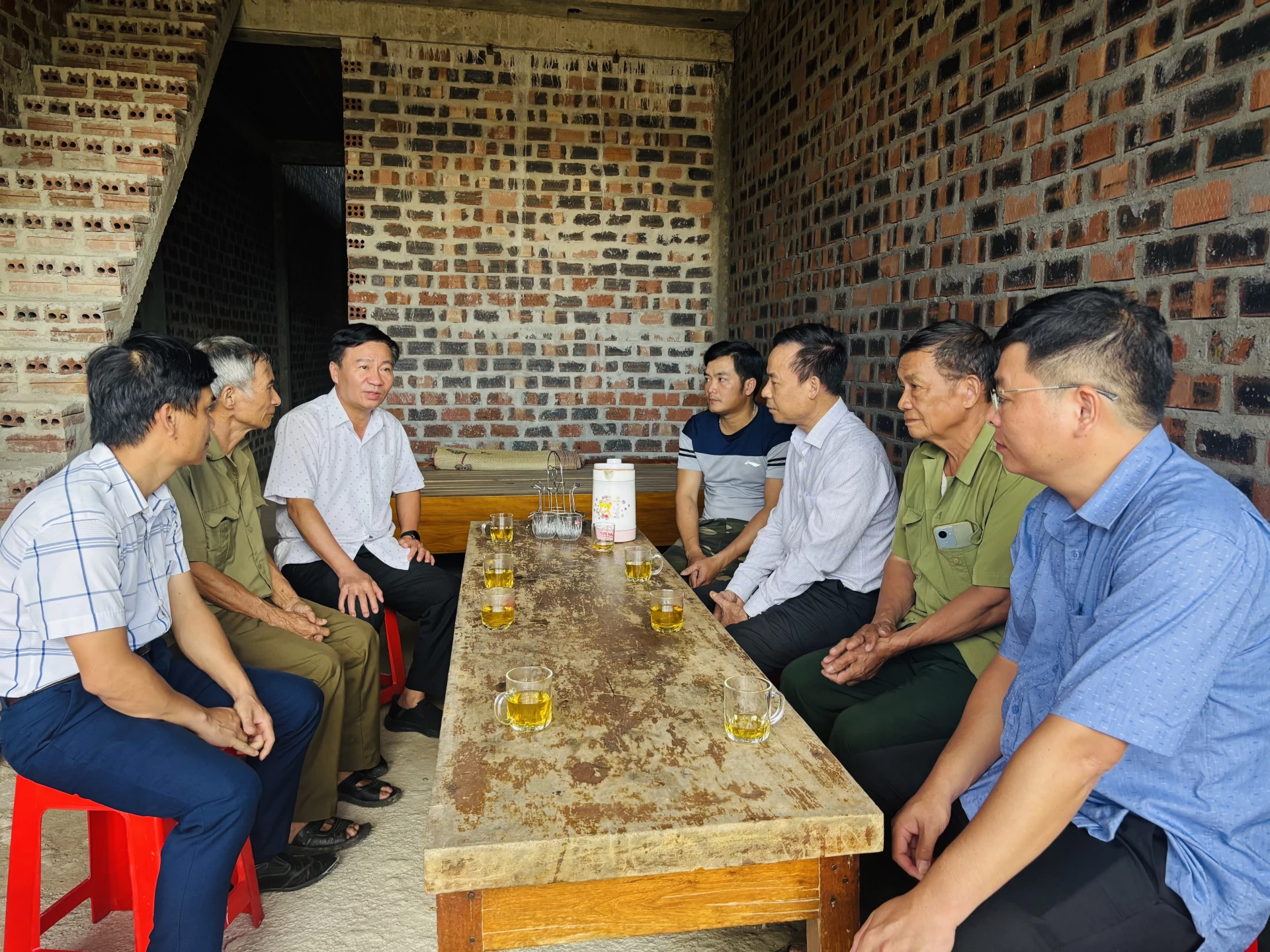 Đoàn công tác thăm hỏi, động viên gia đình anh Đoàn Duy Bắc - Ảnh: K.H