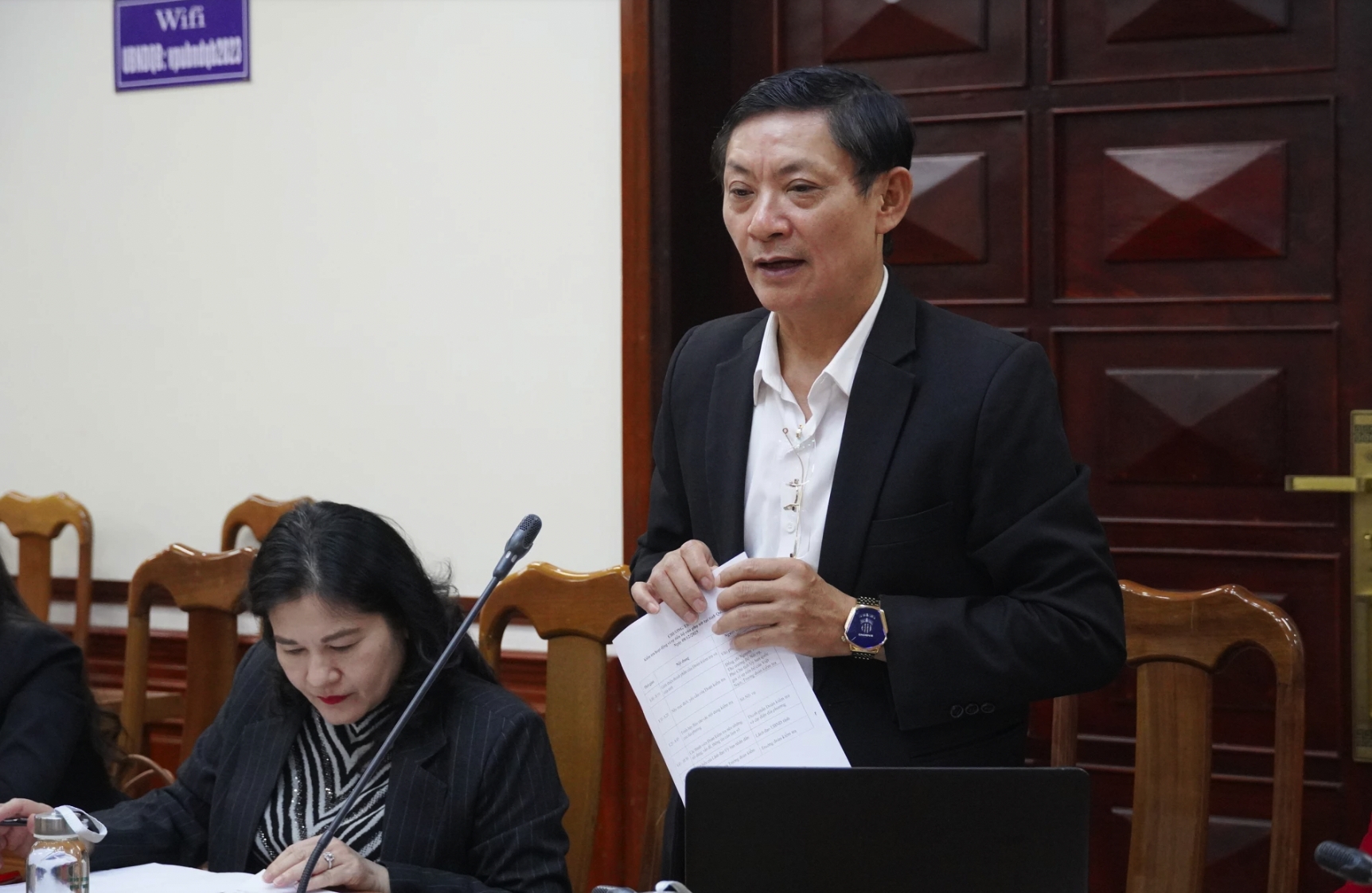 Đại diện đoàn kiểm tra trao đổi, làm rõ một số nội dung liên quan - Ảnh: X.P