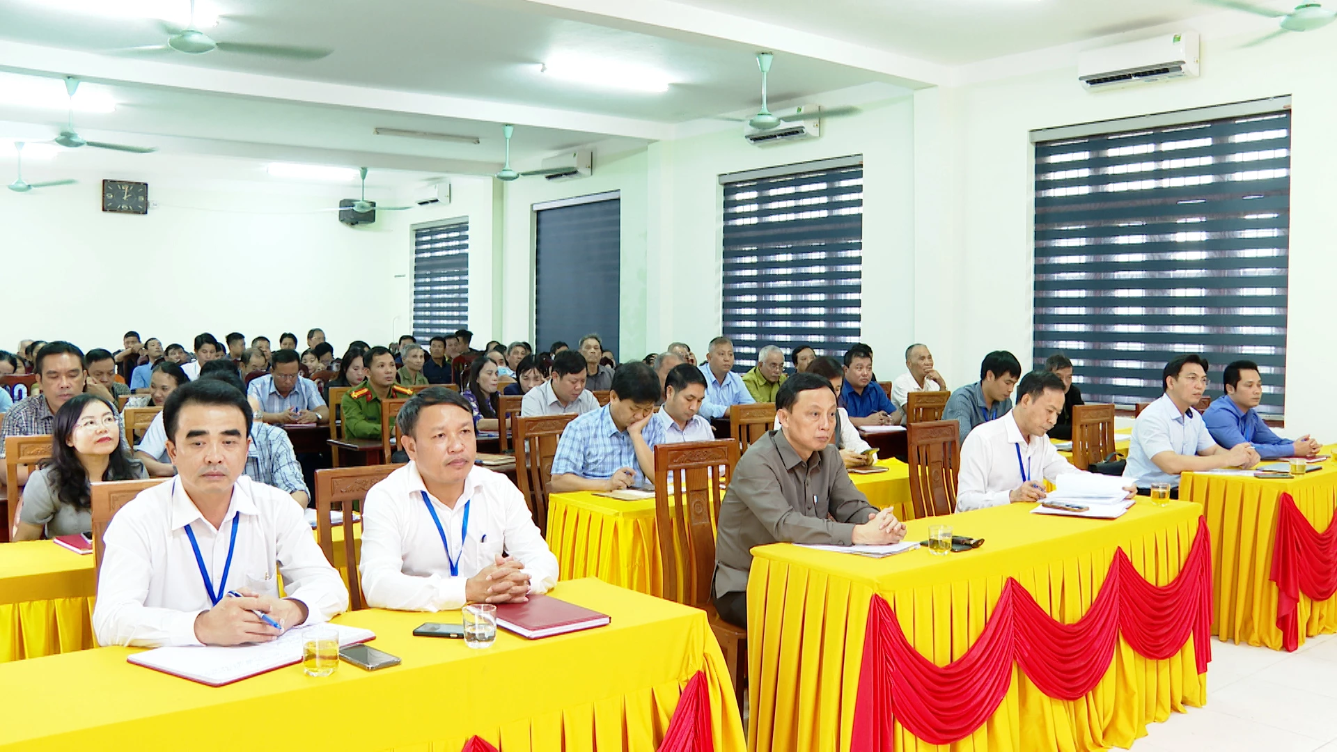 Quang cảnh hội nghị tiếp xúc cử tri tại xã Tuyên Lâm. Ảnh: Quang Ngọc