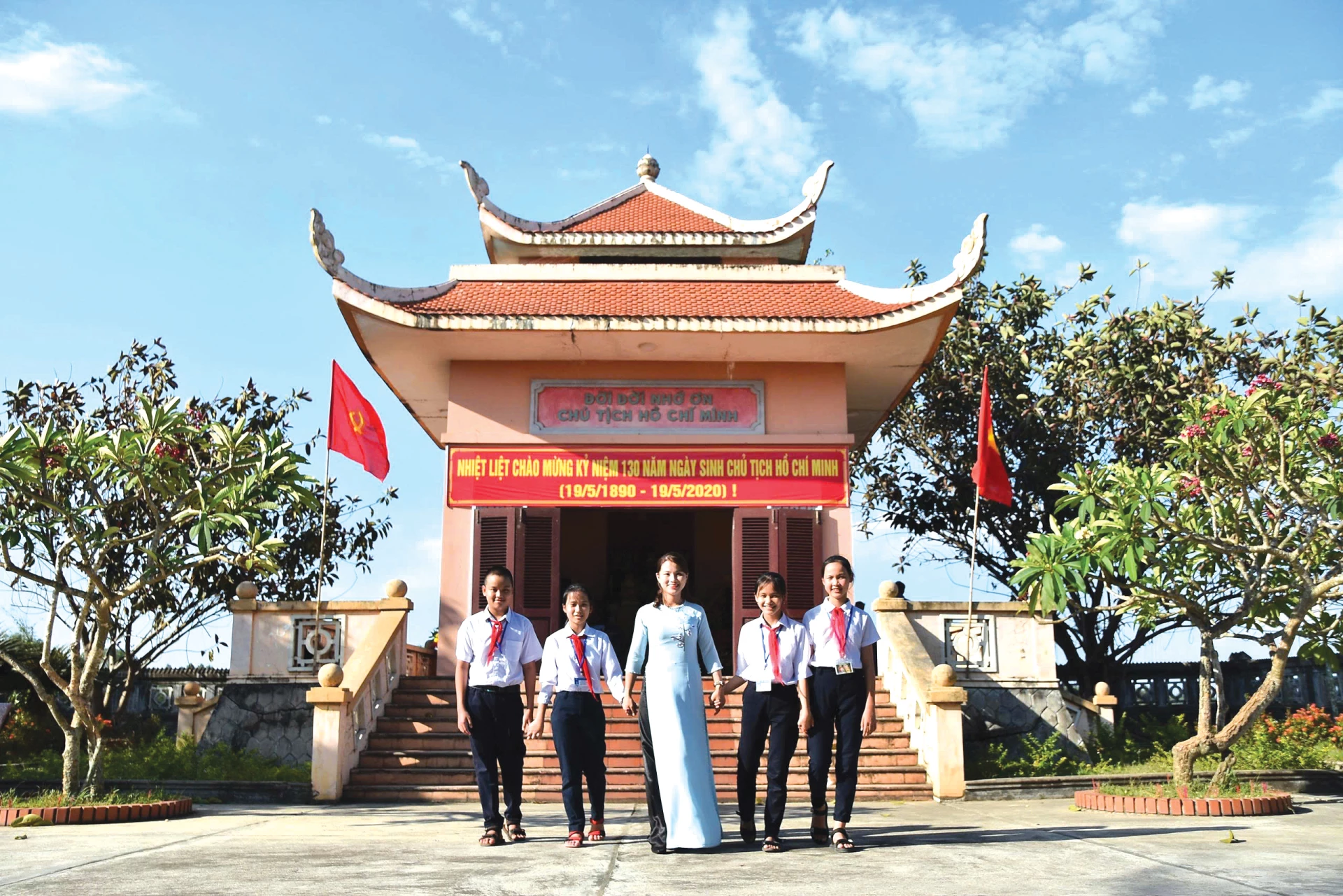 Thế hệ trẻ luôn ghi nhớ công lao các thế hệ đi trước -Ảnh: T.T