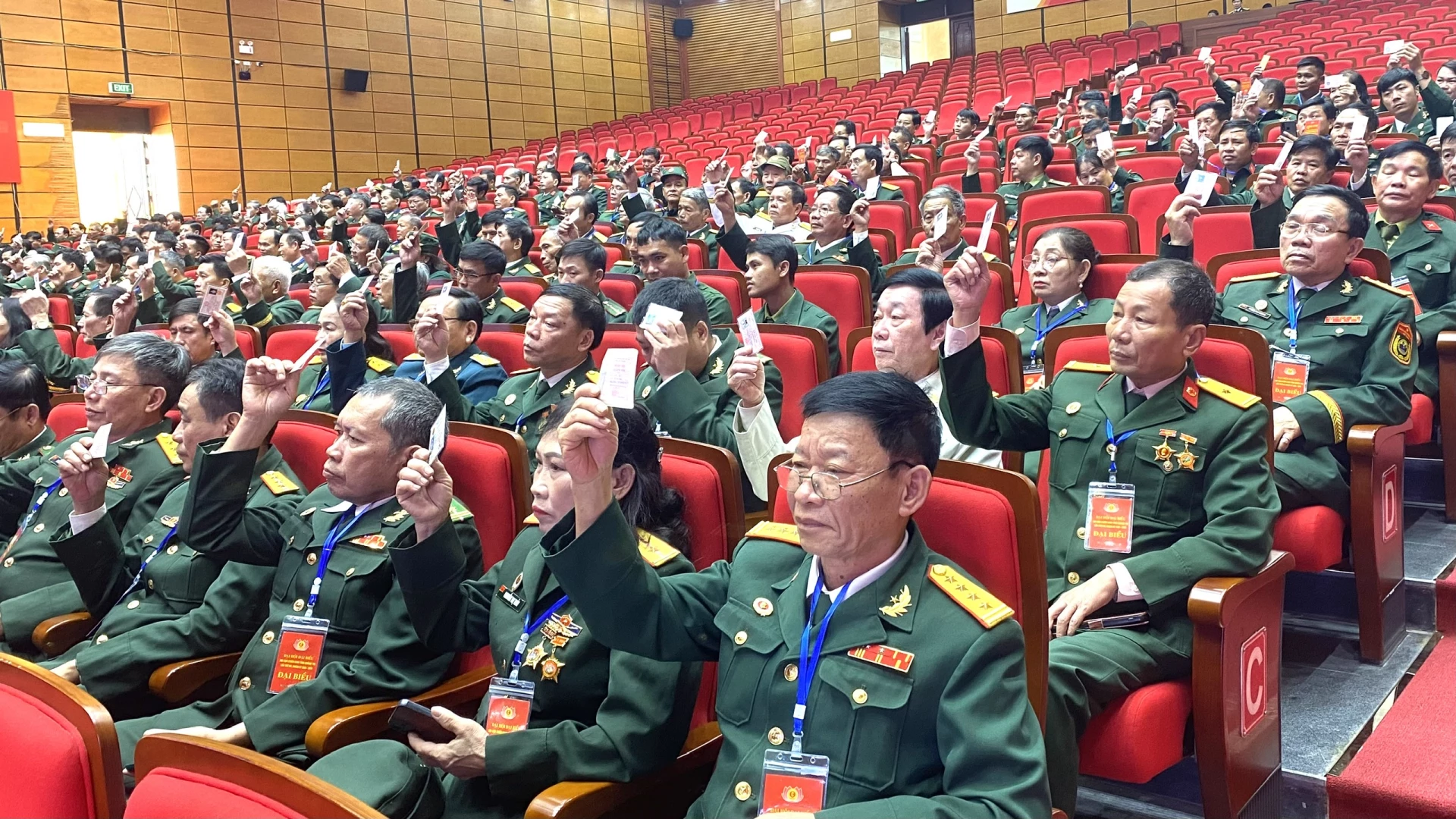 Biểu quyết thông qua các nội dung của phiên thứ nhất - Ảnh: NL