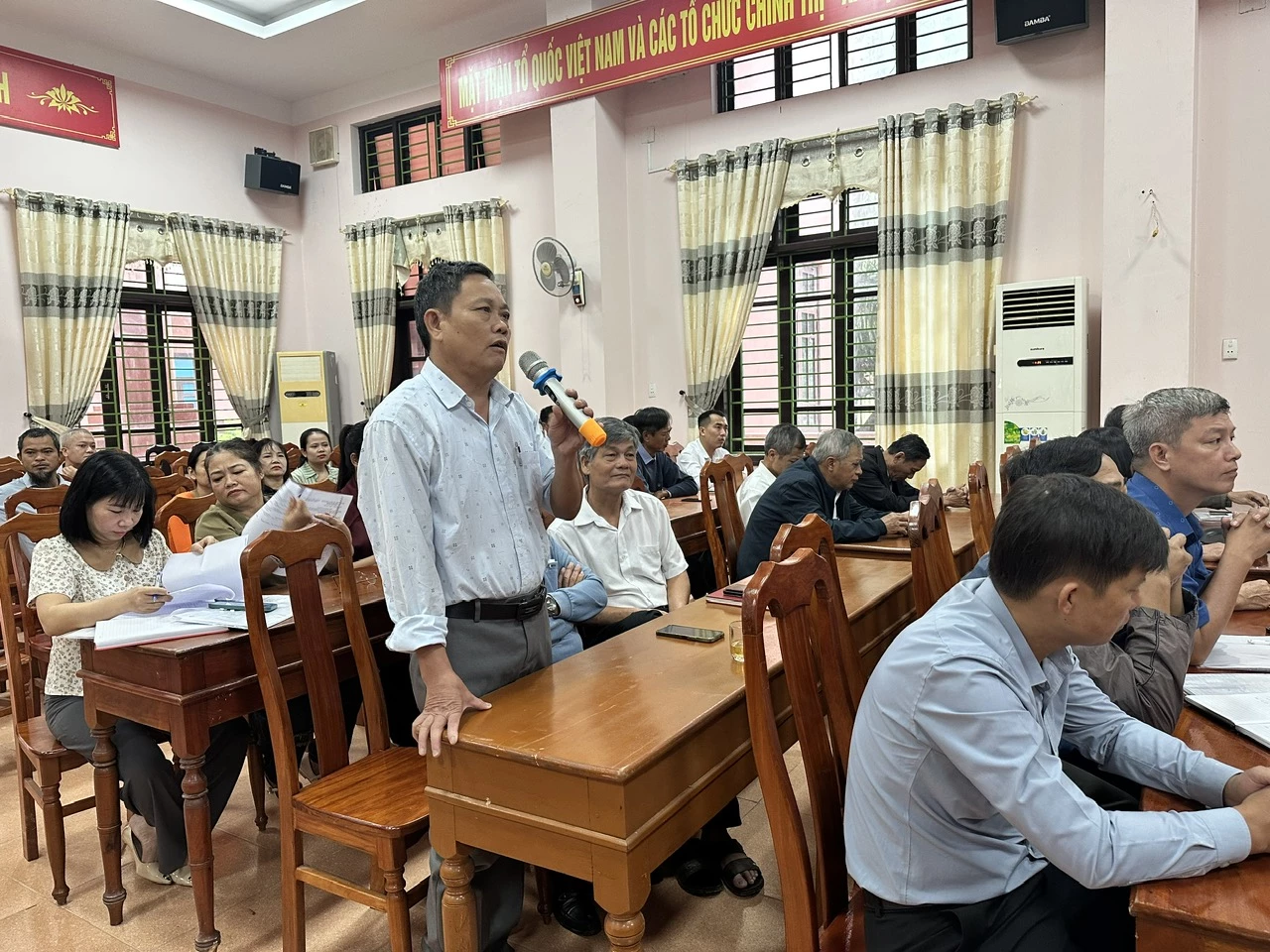 Cử tri xã Triệu Phong kiến nghị việc thiếu thống nhất khi thực hiện các nghĩa vụ thuế tại địa phương - Ảnh: Việt Anh