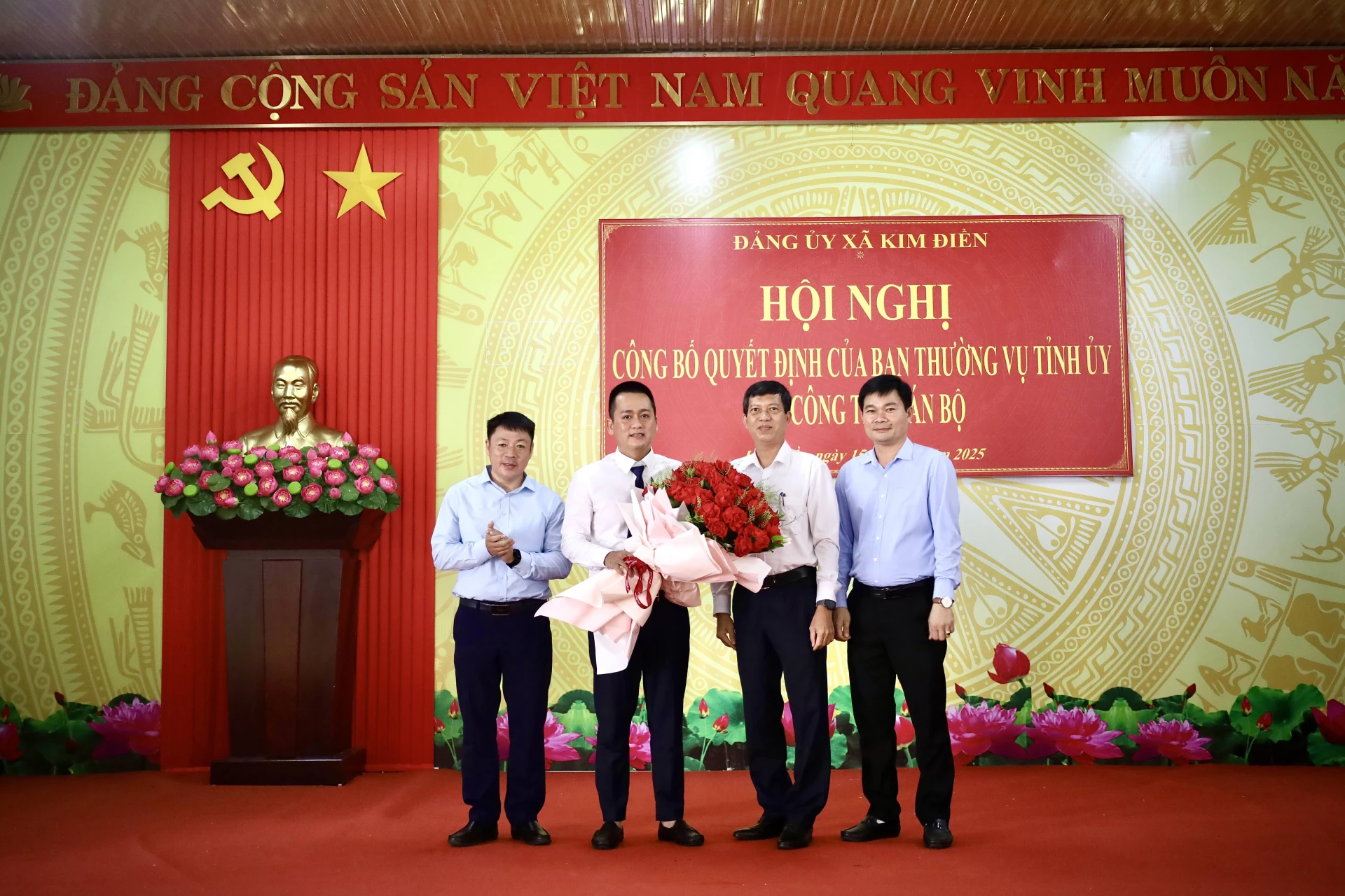 Đại diện lãnh đạo Trung tâm Phục vụ hành chính công tỉnh tặng hoa chúc mừng đồng chí Trần Mạnh Hùng giữ chức Phó Bí thư Đảng ủy xã Kim Điền, nhiệm kỳ 2025 – 2030. Ảnh: Quang Ngọc