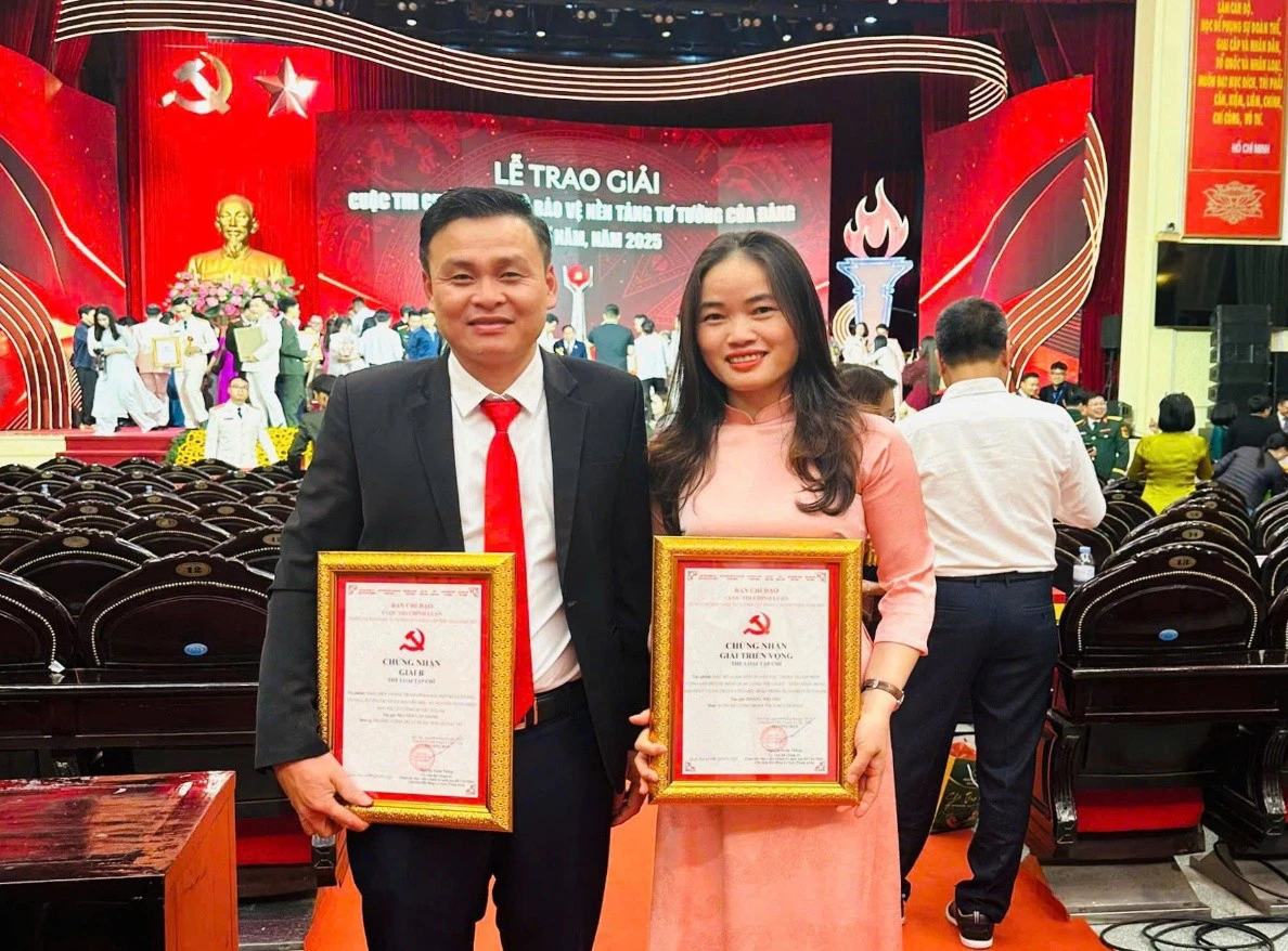 Anh Nguyễn Văn Giang (bên trái) nhận giải B Cuộc thi chính luận về bảo vệ nền tảng tư tưởng của Đảng năm 2025 - Ảnh: D.H