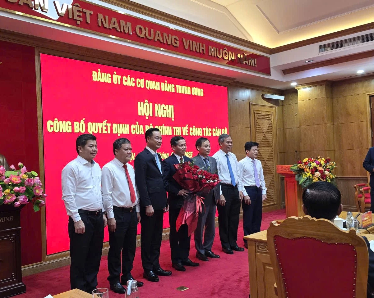 Lãnh đạo tỉnh Quảng Trị đã tặng hoa, chúc mừng Phó Bí thư Đảng ủy các cơ quan Đảng Trung ương Nguyễn Long Hải - Ảnh: QV