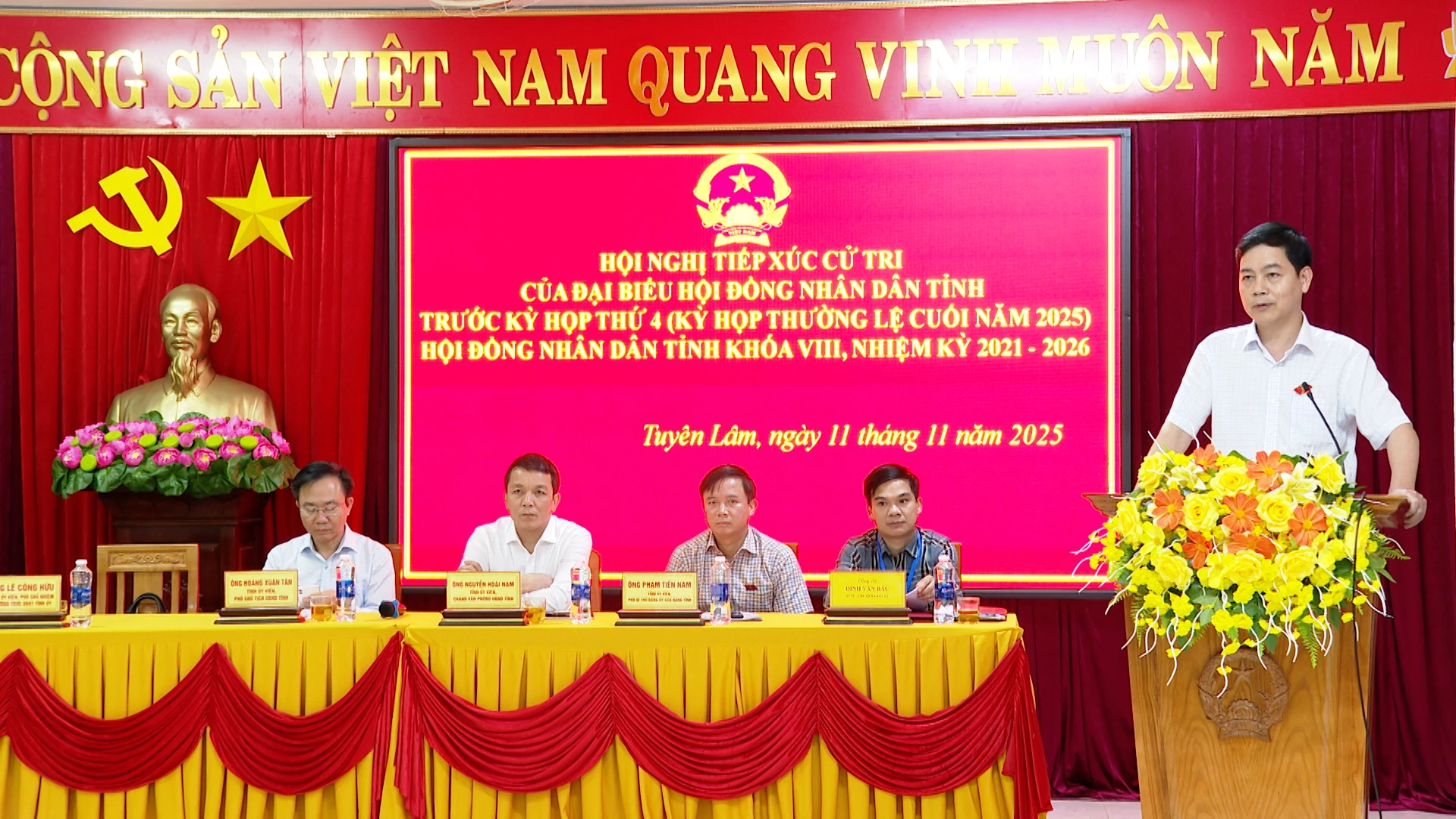 Thay mặt Tổ đại biểu HĐND tỉnh số, ông Lê Công Hữu - Phó Chủ nhiệm Thường trực Ủy ban Kiểm tra Tỉnh ủy đã tiếp thu ý kiến, kiến nghị của cử tri. Ảnh: Quang Ngọc