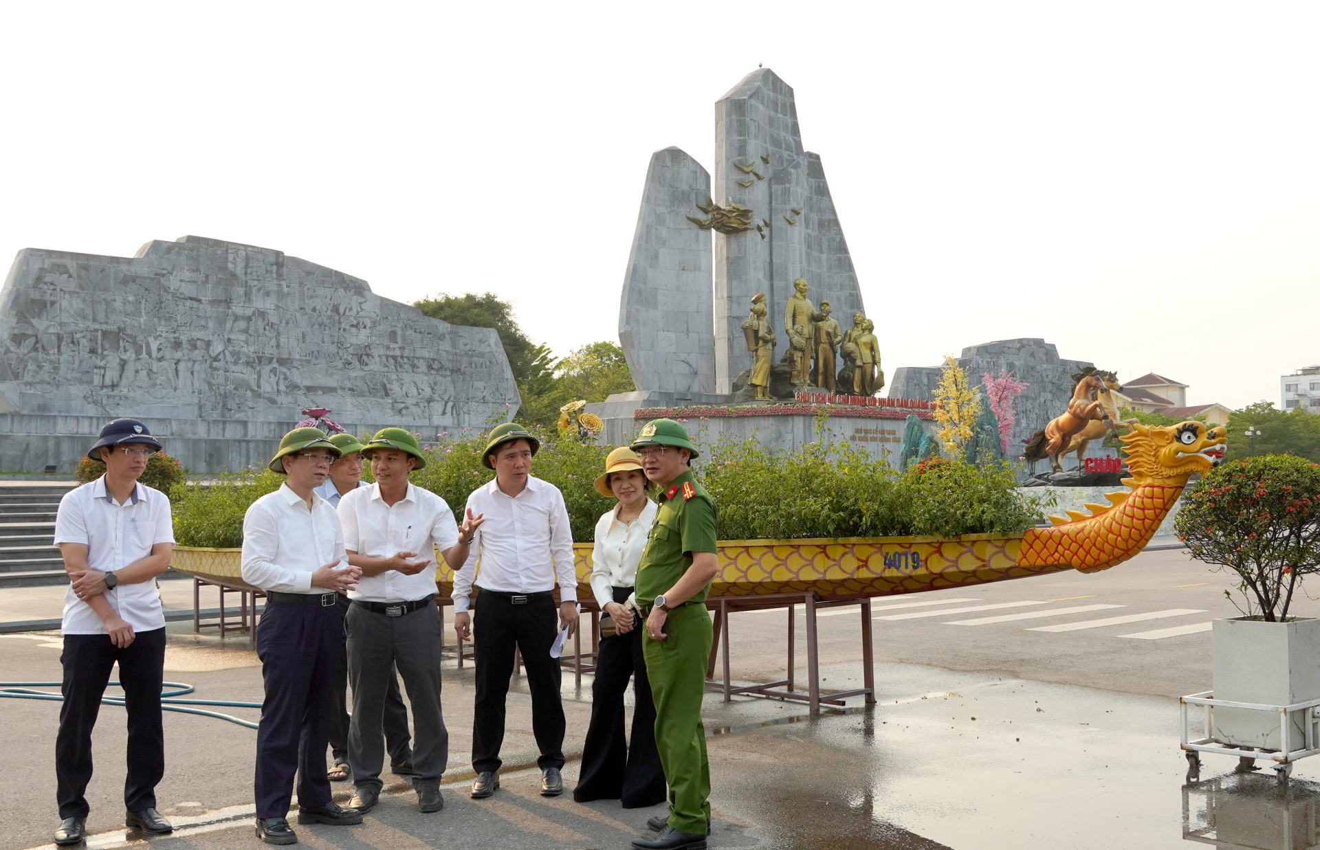 Đồng chí Phan Mạnh Hùng, Bí thư Đảng ủy phường Đồng Hới và đoàn công tác kiểm tra tại Quảng trường Hồ Chí Minh - Ảnh: H.Tr.