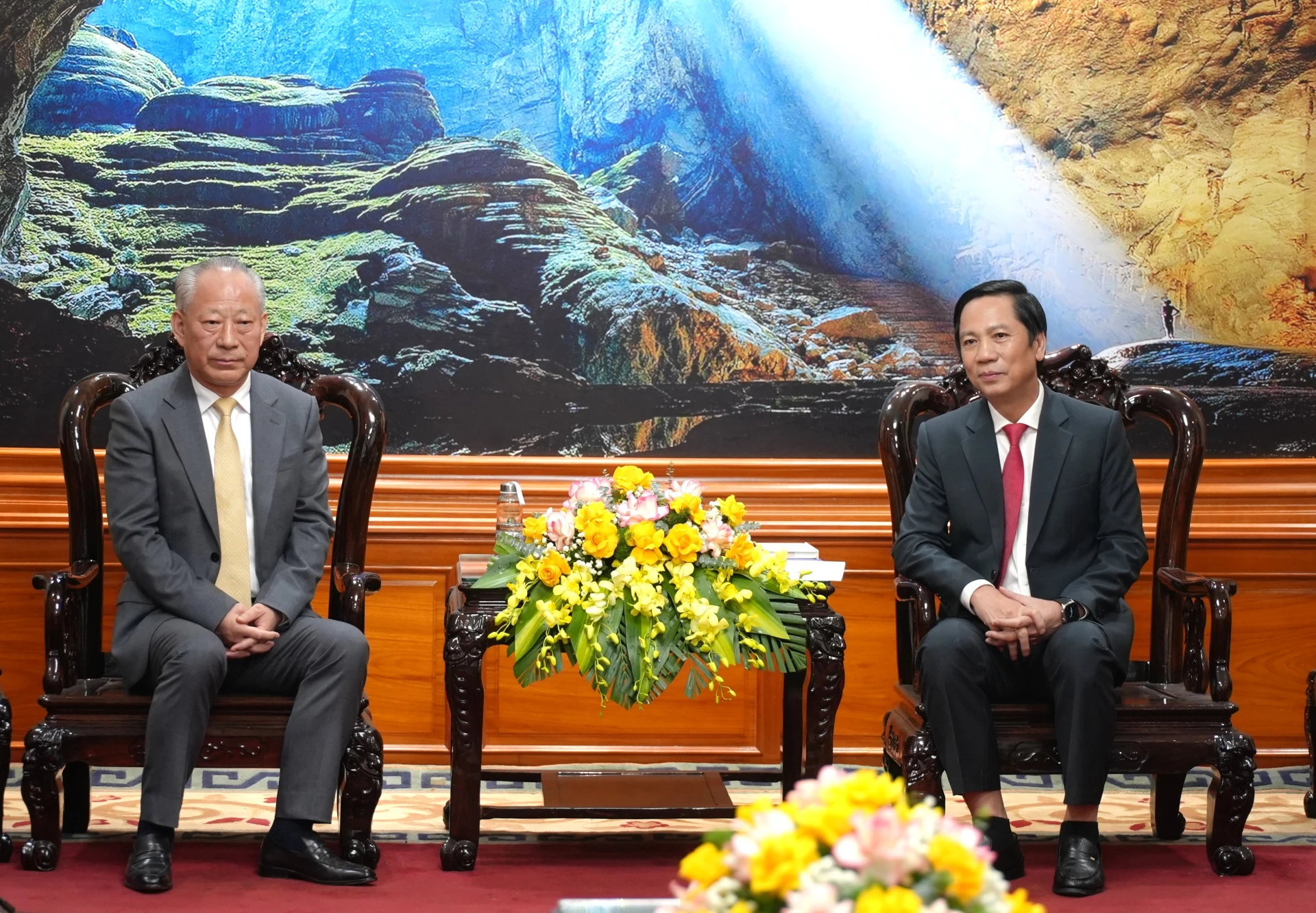 Đồng chí Hoàng Nam, Phó Chủ tịch Thường trực UBND tỉnh chủ trì buổi tiếp và làm việc với ông Nghiêm Giới Hòa, người sáng lập Tập đoàn Xây dựng Thái Bình Dương (Trung Quốc) - Ảnh: Trung Đức