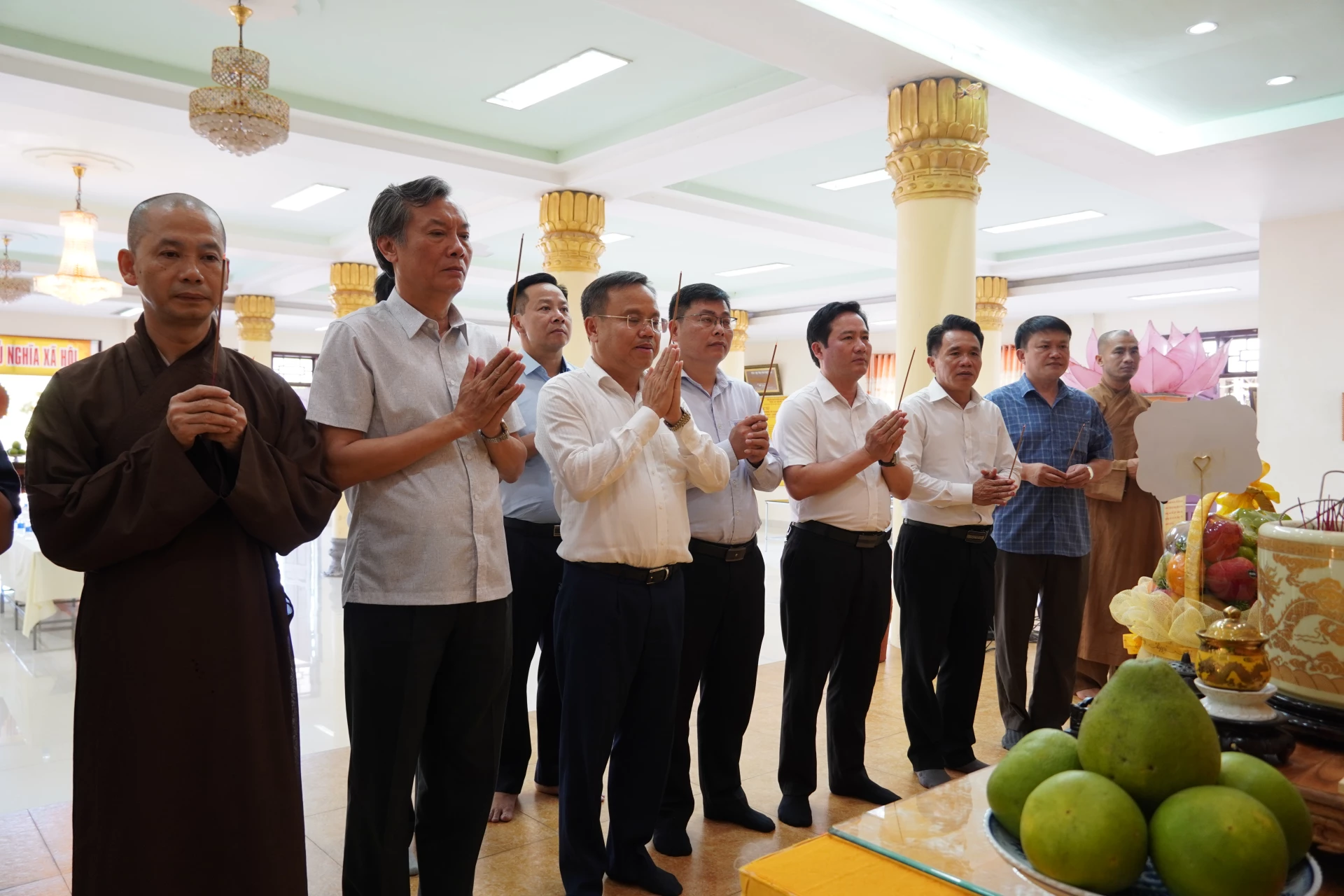 Đoàn công tác dâng hương tại Tổ Đình Sắc Tứ Tịnh Quang - Ảnh: H.N