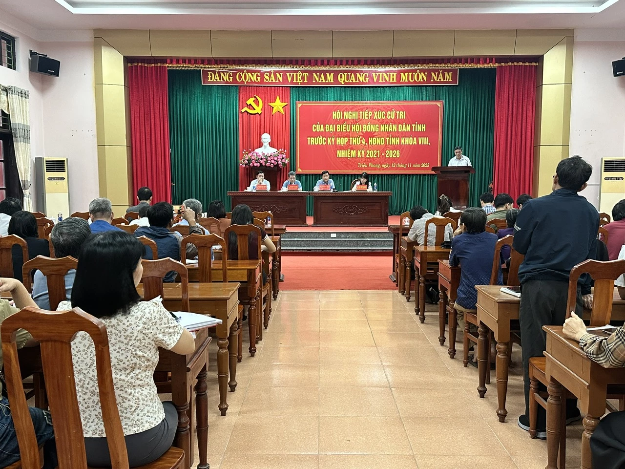 Các đại biểu nghe cử tri xã Triệu Phong phát biểu ý kiến - Ảnh: Việt Anh