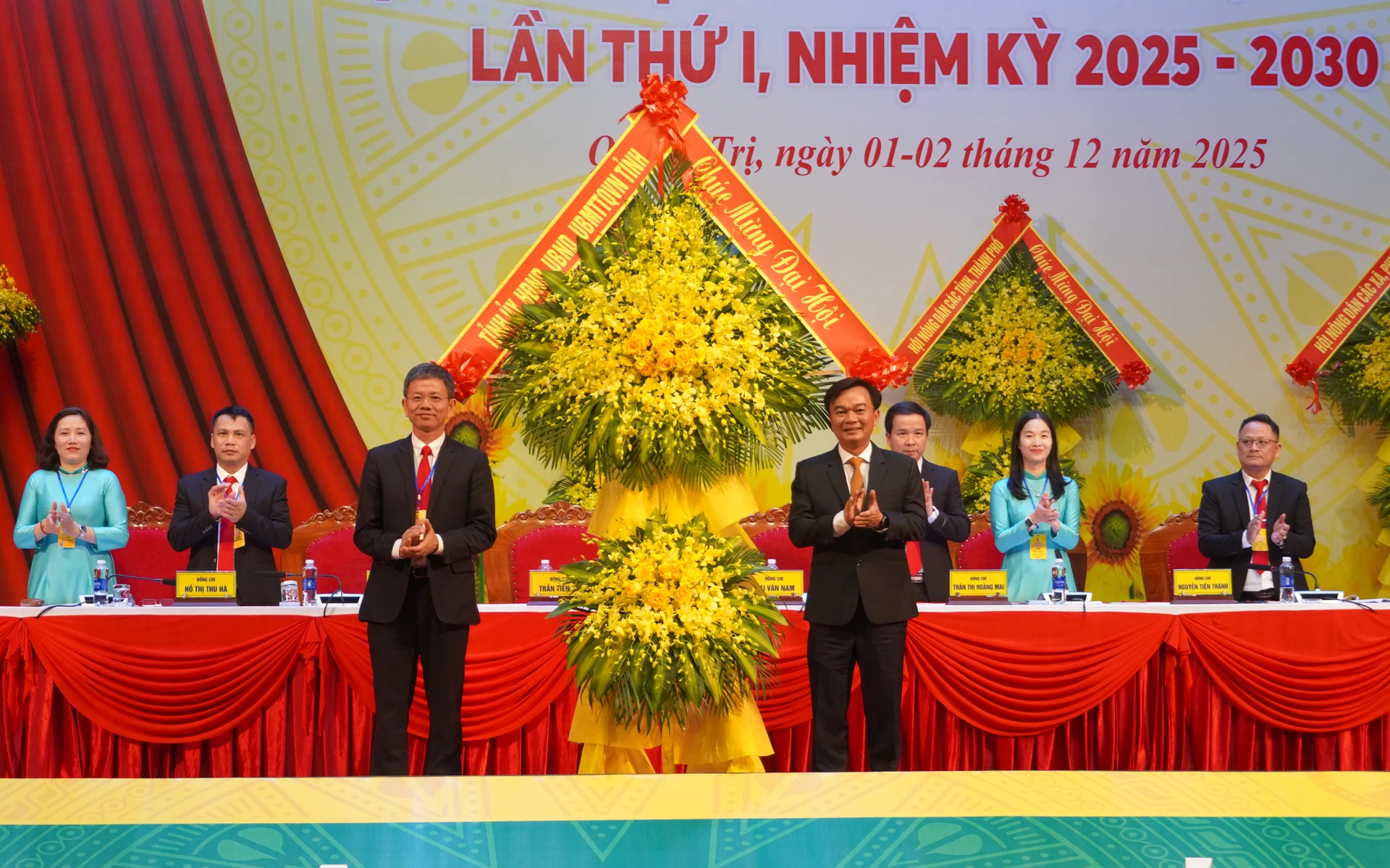 Đồng chí Nguyễn Chiến Thắng, Phó Bí thư Tỉnh ủy, Chủ tịch Ủy ban MTTQ Việt Nam tỉnh tặng hoa chúc mừng đại hội - Ảnh: N.H