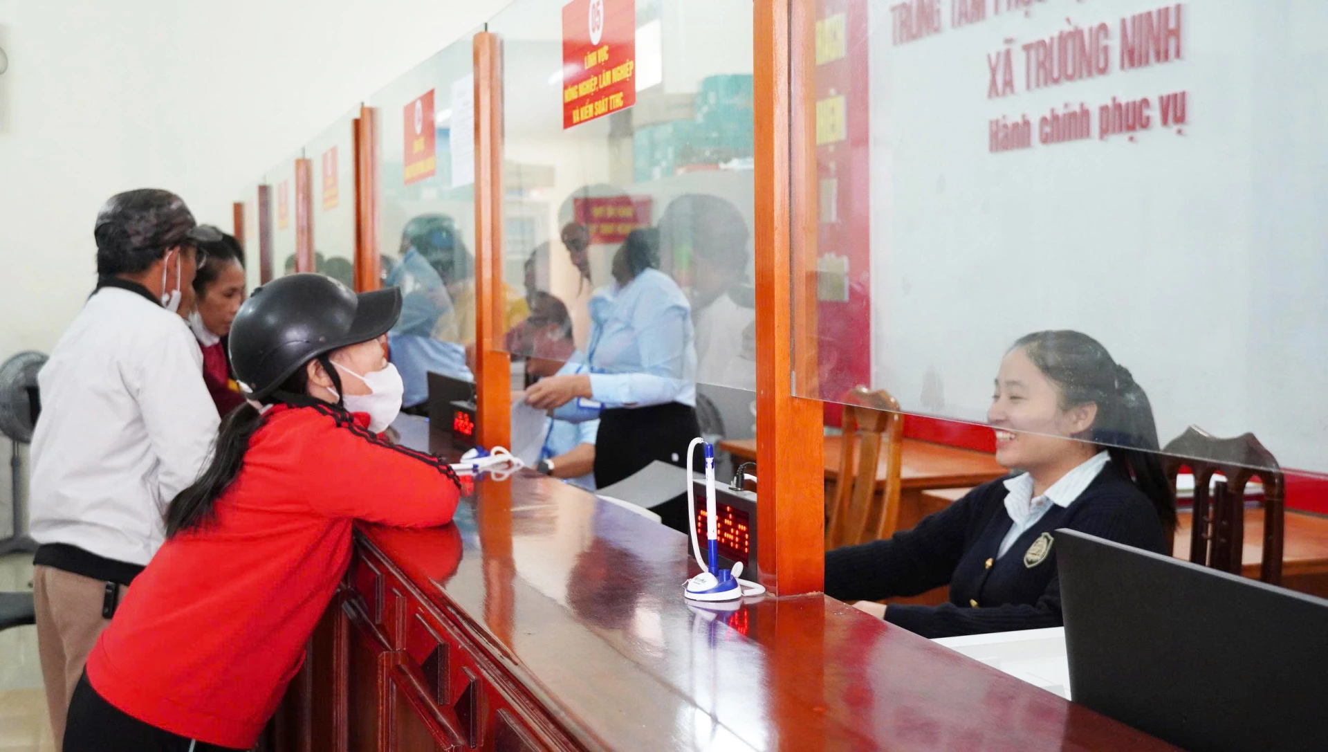 Cần nhiều giải pháp đồng bộ, linh hoạt, hiệu quả để nâng cao chất lượng dịch vụ công cấp xã - Ảnh: M.N