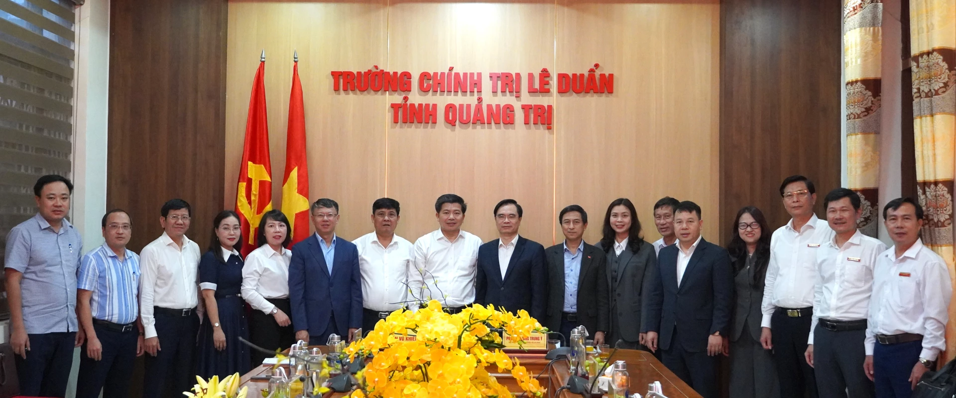 Lãnh đạo tỉnh Quảng Trị và Đoàn công tác của Học viện Chính trị quốc gia Hồ Chí Minh chụp ảnh lưu niệm với Ban Giám hiệu Trường Chính trị Lê Duẩn - Ảnh: H.TR