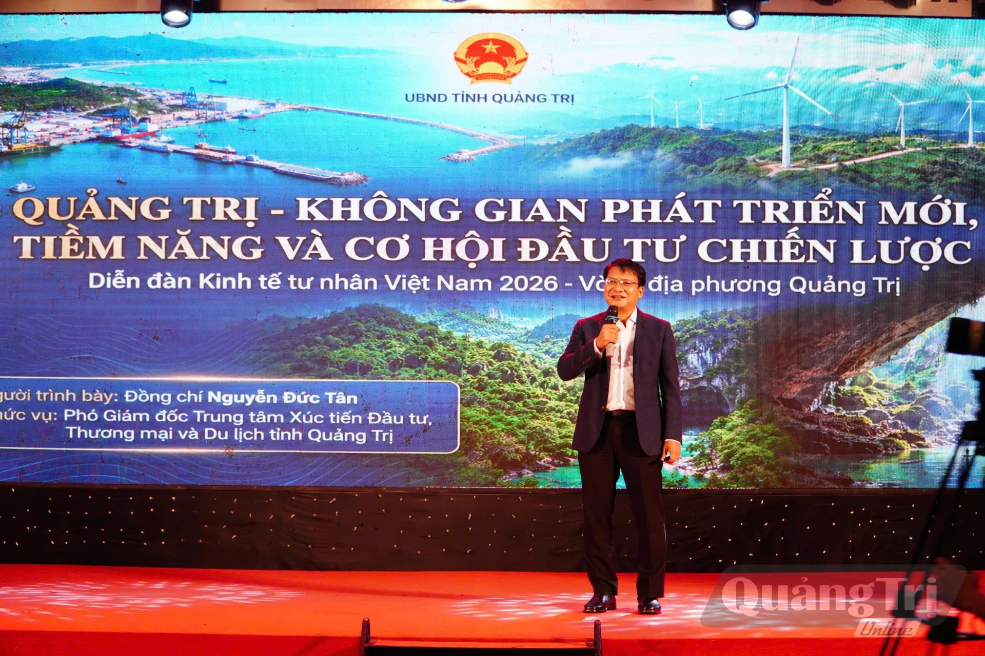 Lãnh đạo Trung tâm Xúc tiến Đầu tư, Thương mại và Du lịch tỉnh giới thiệu tiềm năng, lợi thế của tỉnh Quảng Trị - Ảnh: MT