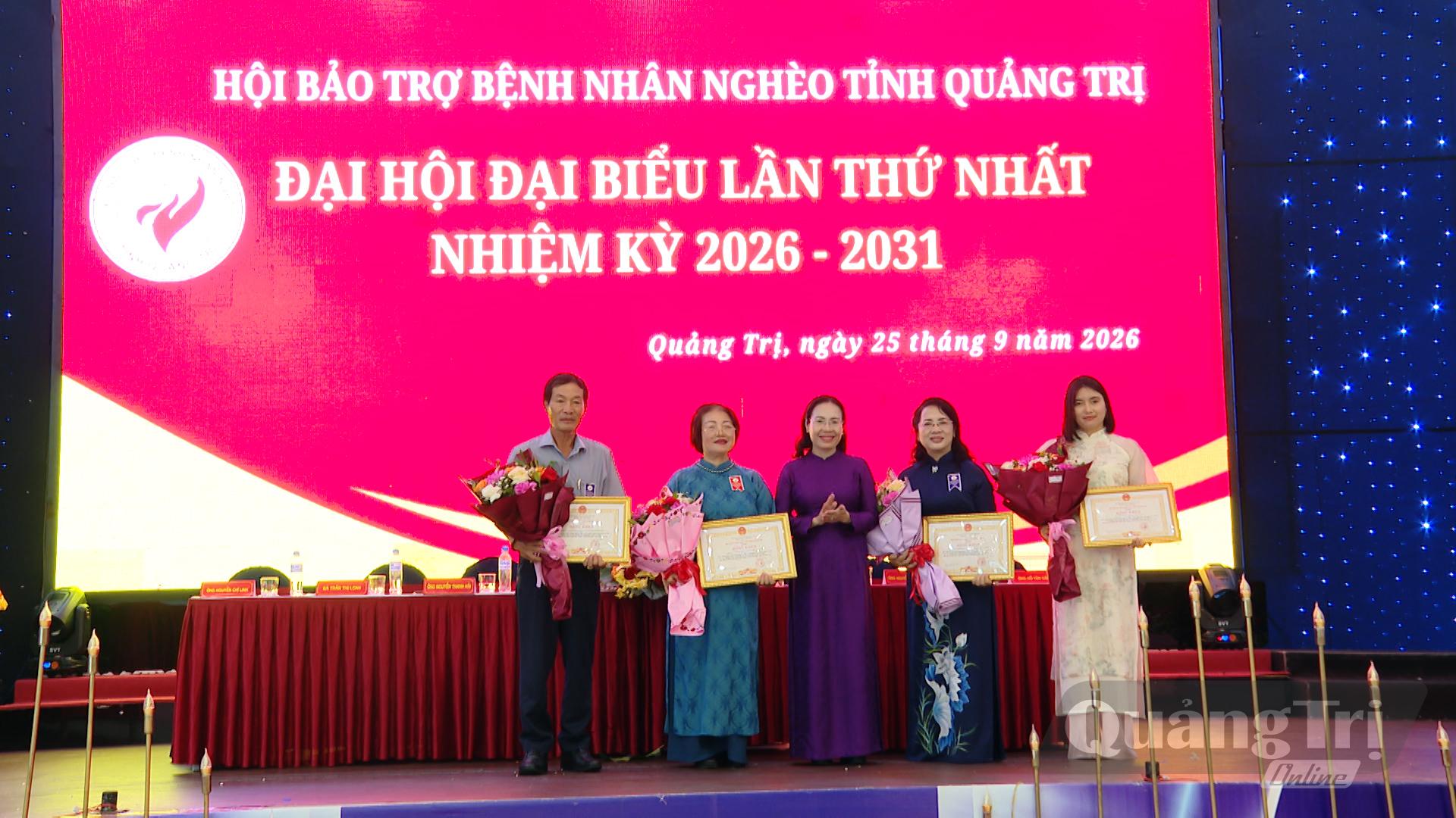 Đồng chí Phạm Thị Hân, UVBTV, Phó Chủ tịch HĐND tỉnh trao Bằng khen của Chủ tịch UBND tỉnh cho các tập thể, cá nhân - Ảnh: K.H