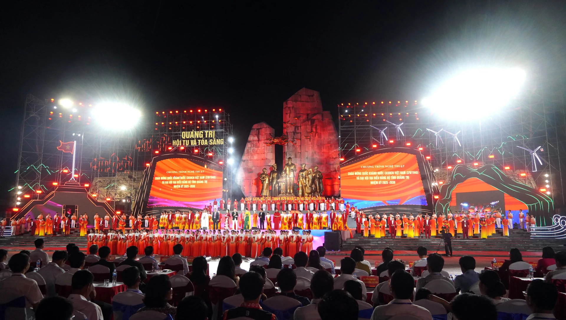 Chương trình nghệ thuật đặc biệt “Quảng Trị - Hội tụ và tỏa sáng” được dàn dựng công phu với sự tham gia của các nghệ sĩ tên tuổi từ khắp mọi miền đất nước, trong đó có những nghệ sĩ sinh ra và lớn lên tại Quảng Trị - Ảnh: N.M