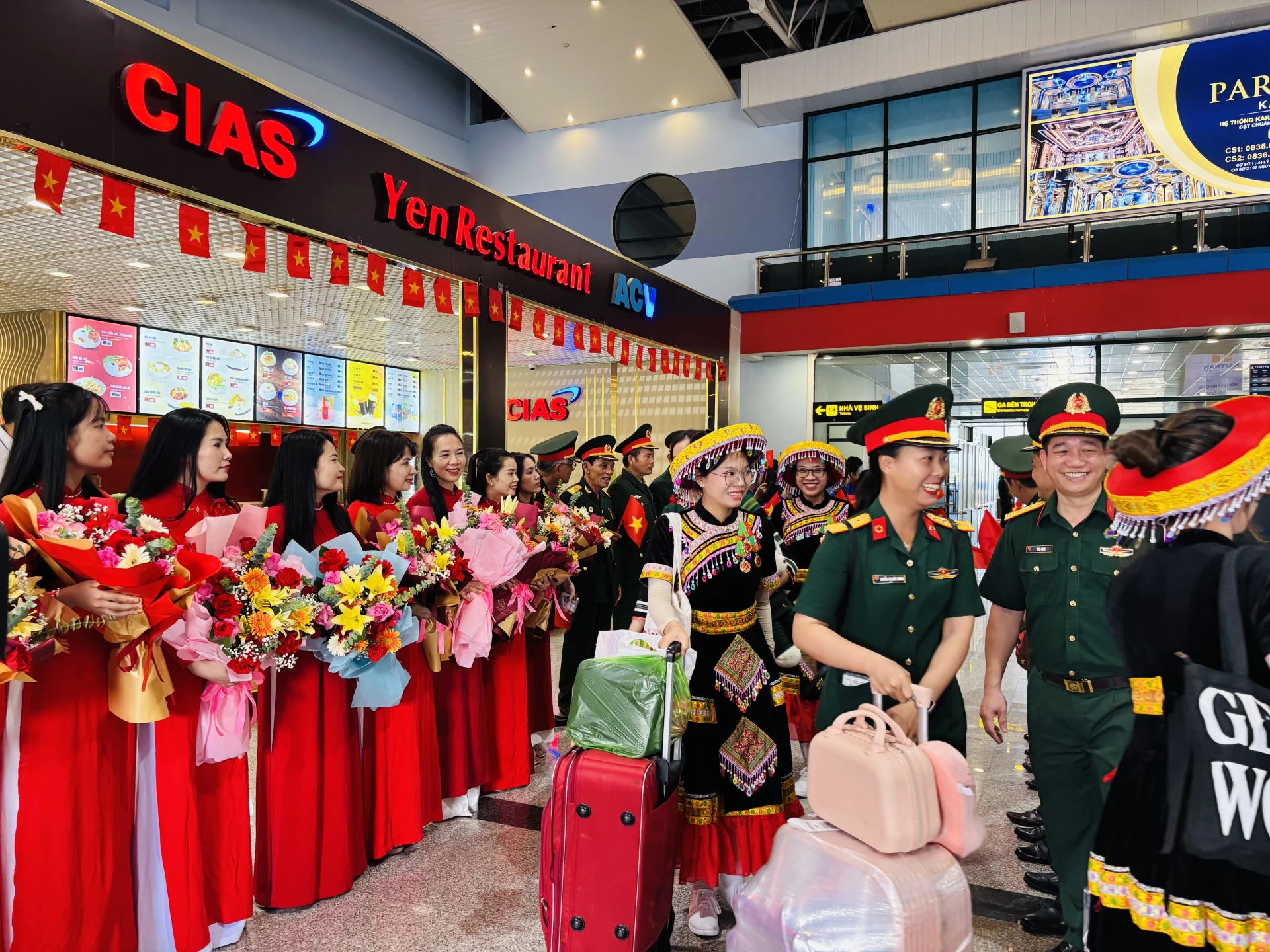 Cán bộ, chiến sĩ, dân quân tự vệ trở về trong sự chào đón nồng nhiệt của mọi người - Ảnh: K.H