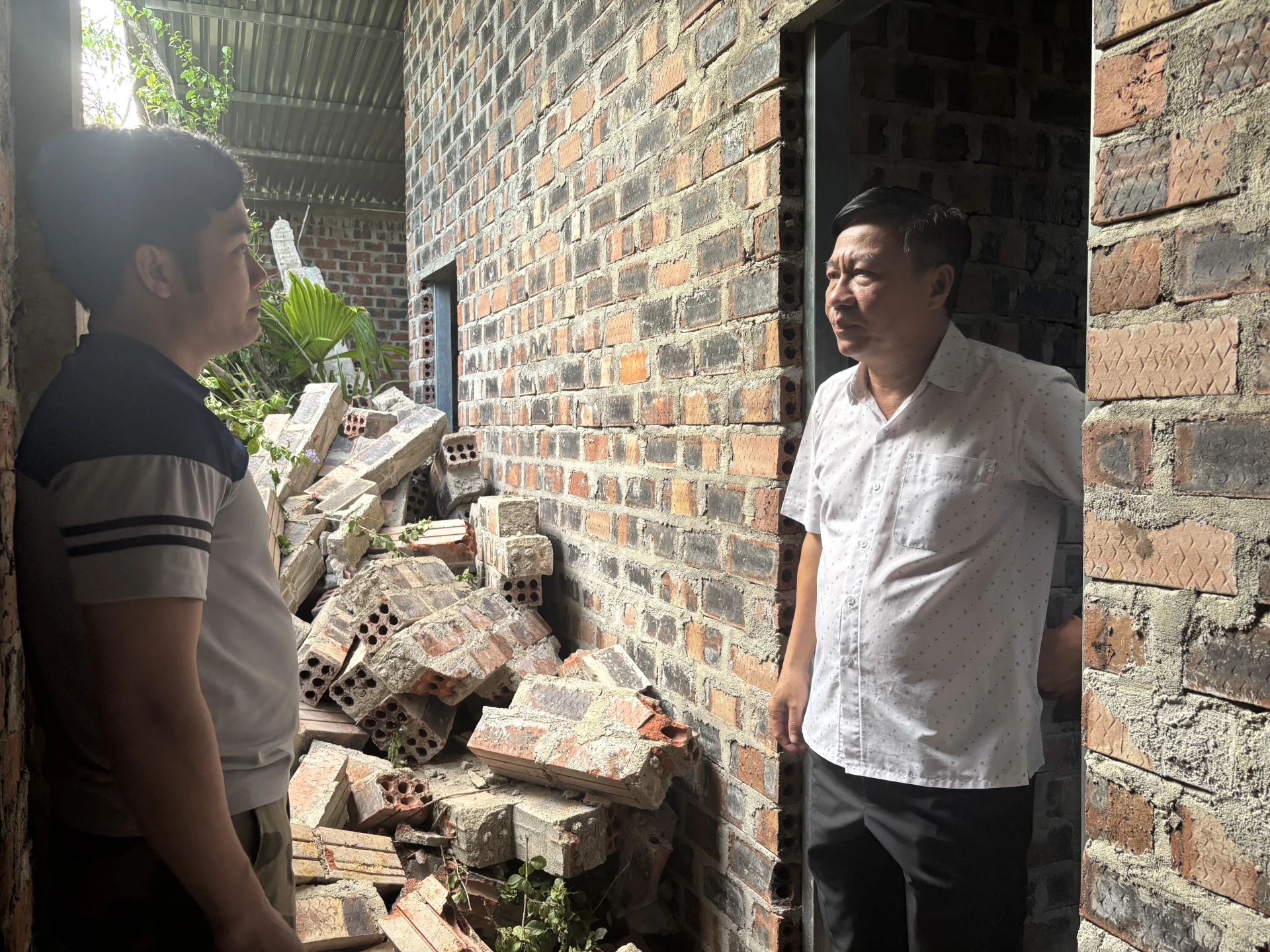 Ngôi nhà của anh Đoàn Duy Bắc bị hư hỏng nặng do bão số 6 - Ảnh: K.H