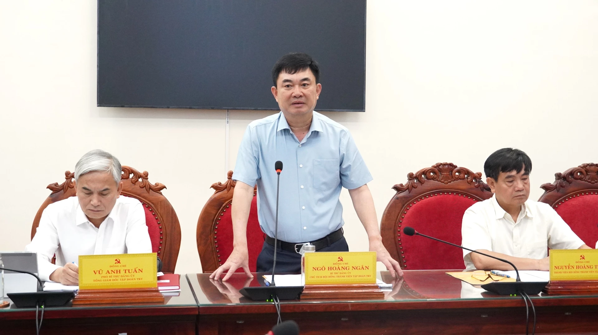 Lãnh đạo Tập đoàn Công nghiệp Than - Khoáng sản Việt Nam thông tin về dự án triển khai tại Quảng Trị - Ảnh: QV