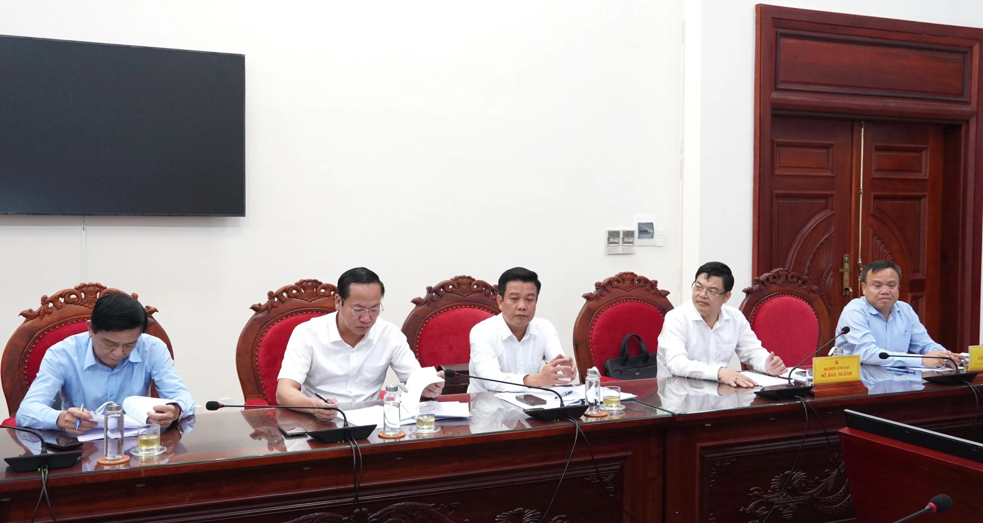 Đại biểu tham dự buổi làm việc - Ảnh: QV