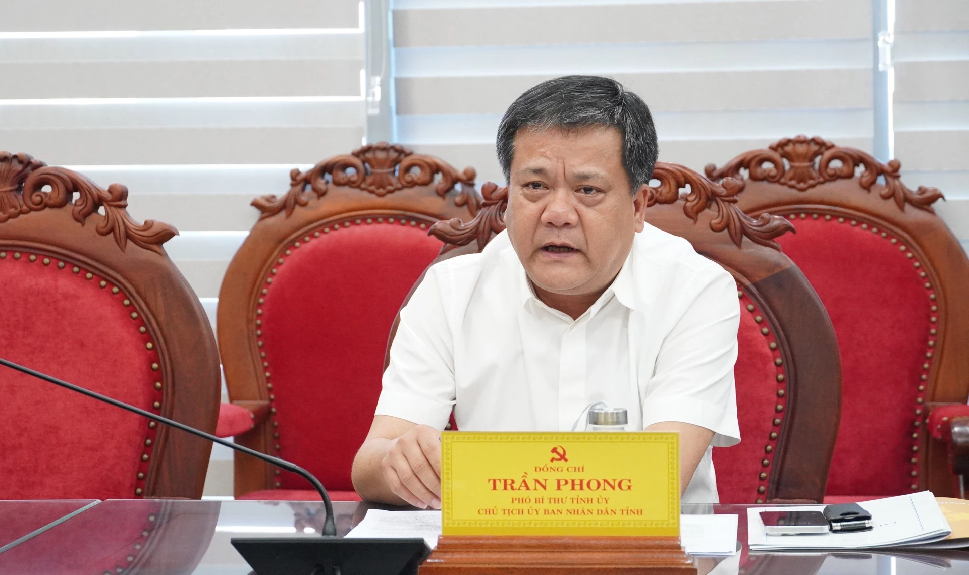 Chủ tịch UBND tỉnh Trần Phong làm rõ thêm các kiến nghị, đề xuất của Tập đoàn Công nghiệp Than - Khoáng sản Việt Nam - Ảnh: QV